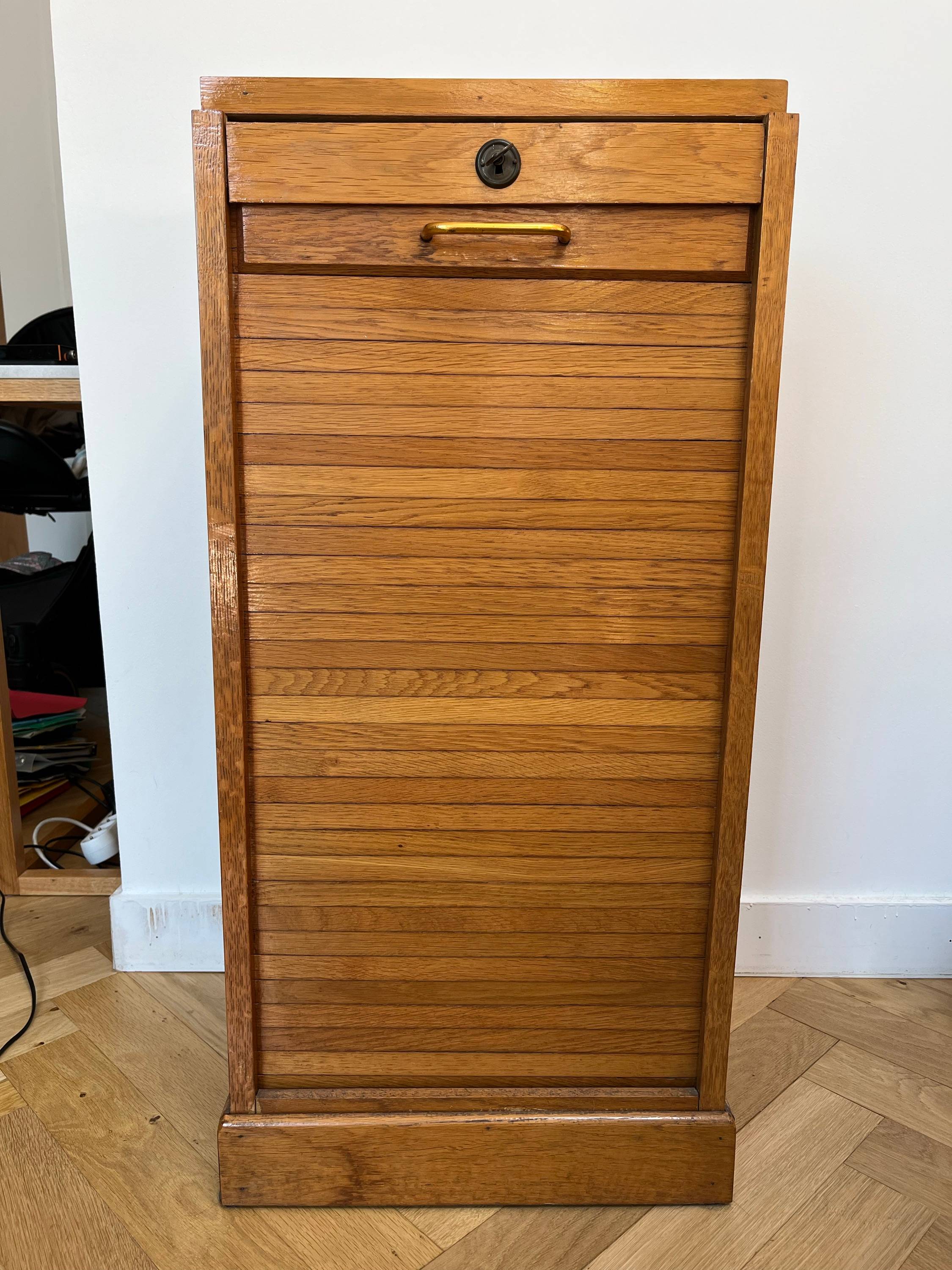 Petit meuble en bois plaqué à rideau à restaurer 