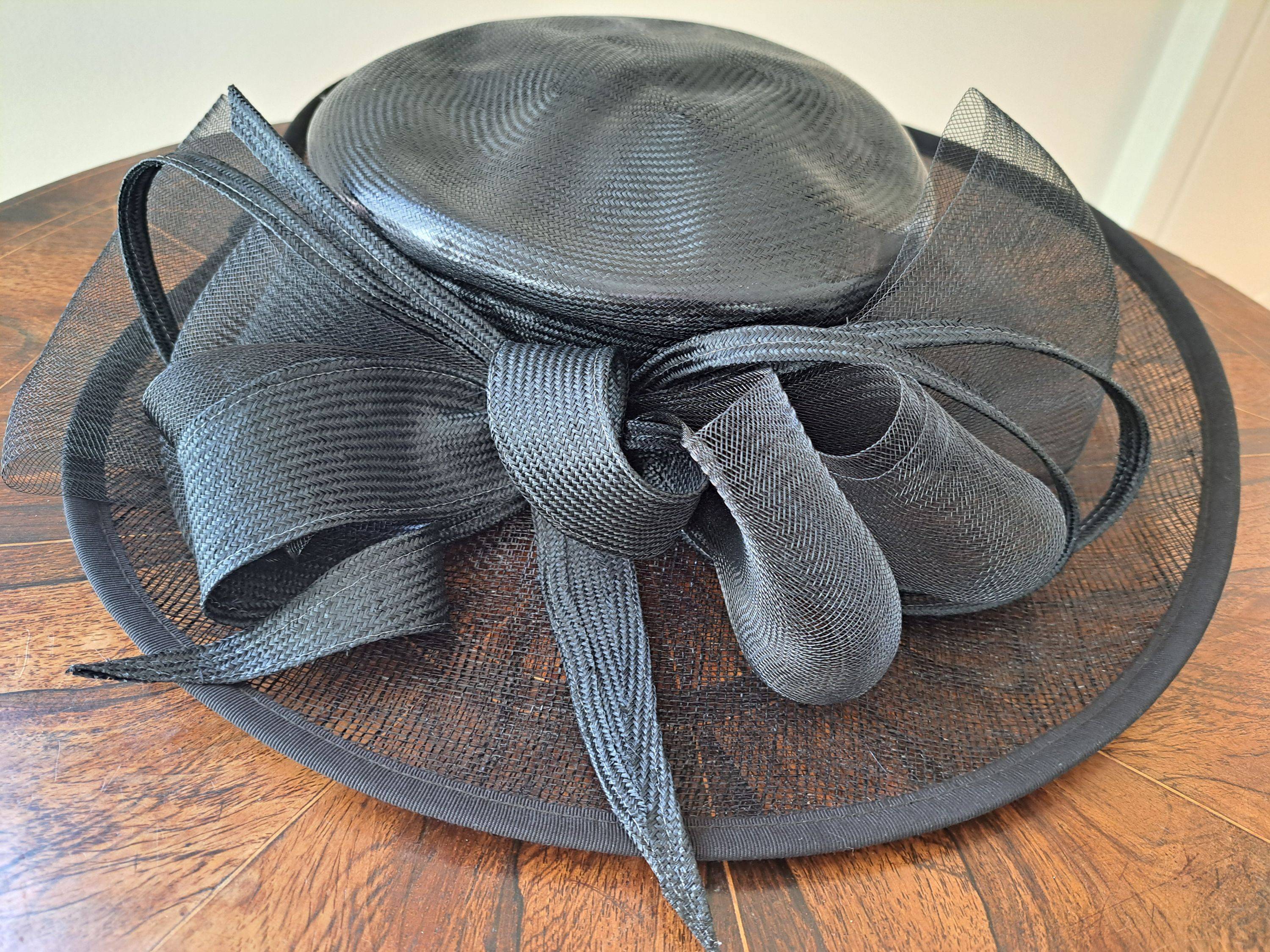 Vends chapeau de cérémonie