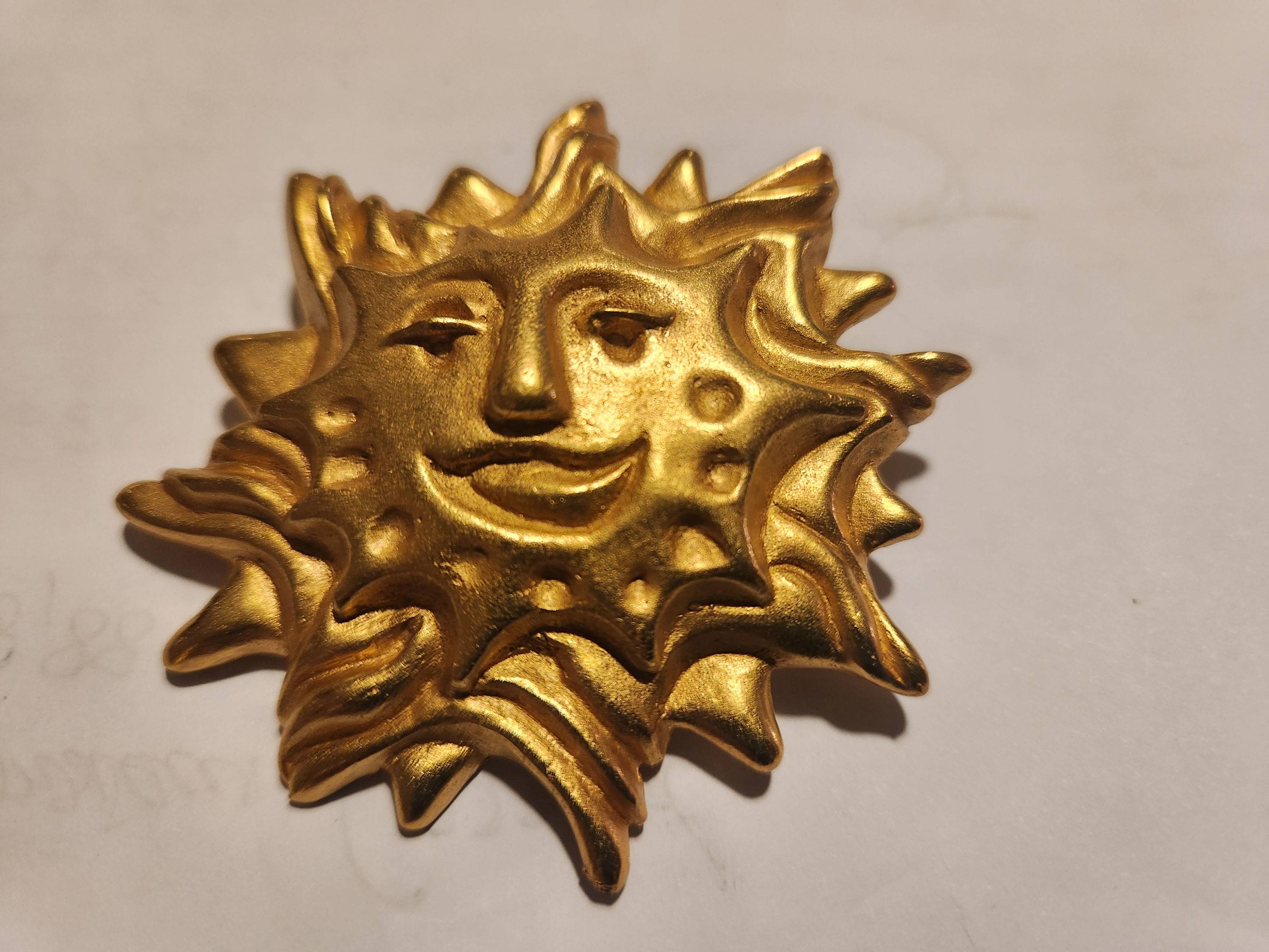 Broche soleil souriant doré Christian LACROIX
