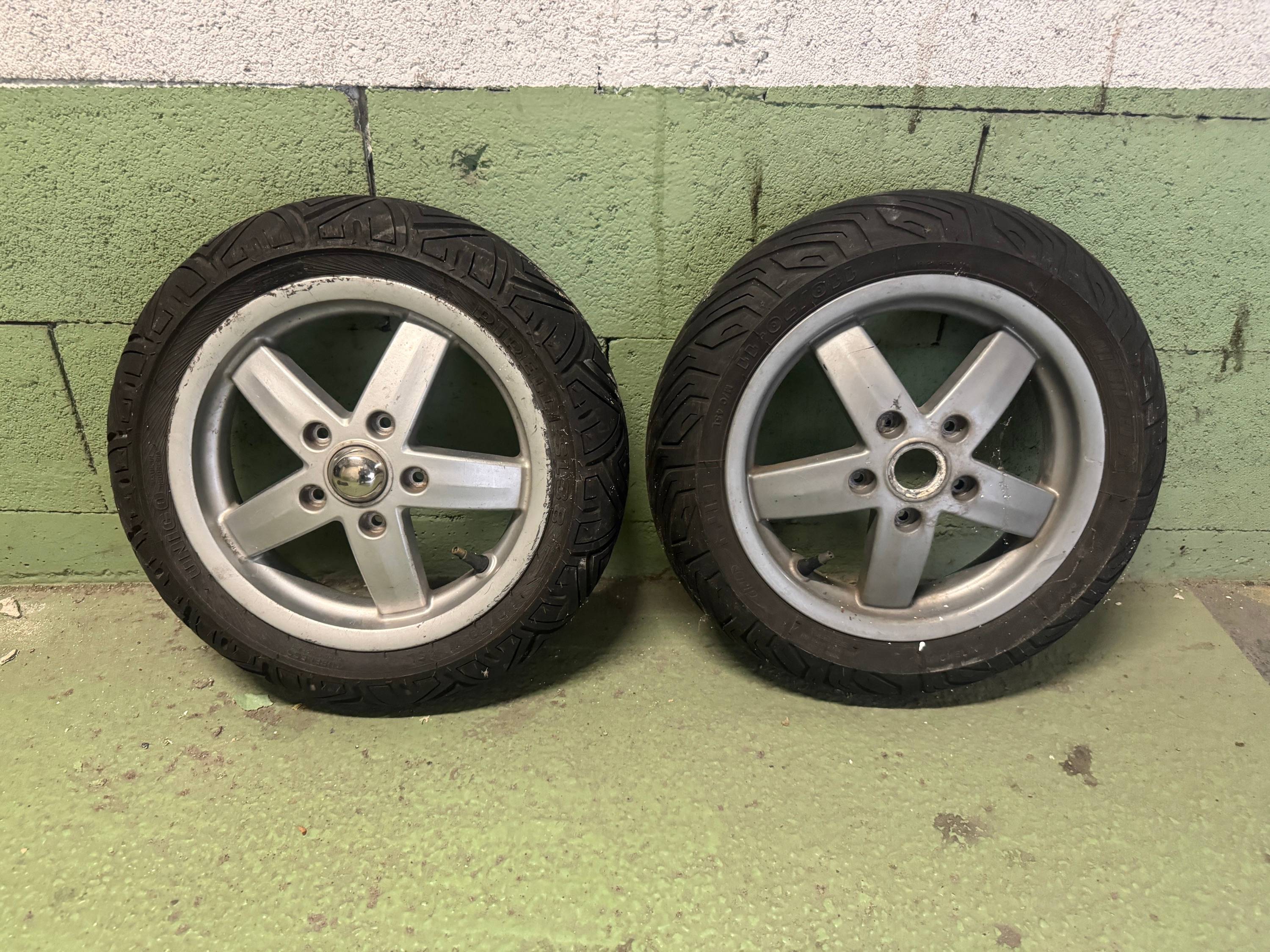 Vends Jantes + Pneus VESPA LX50 états proche du neuf