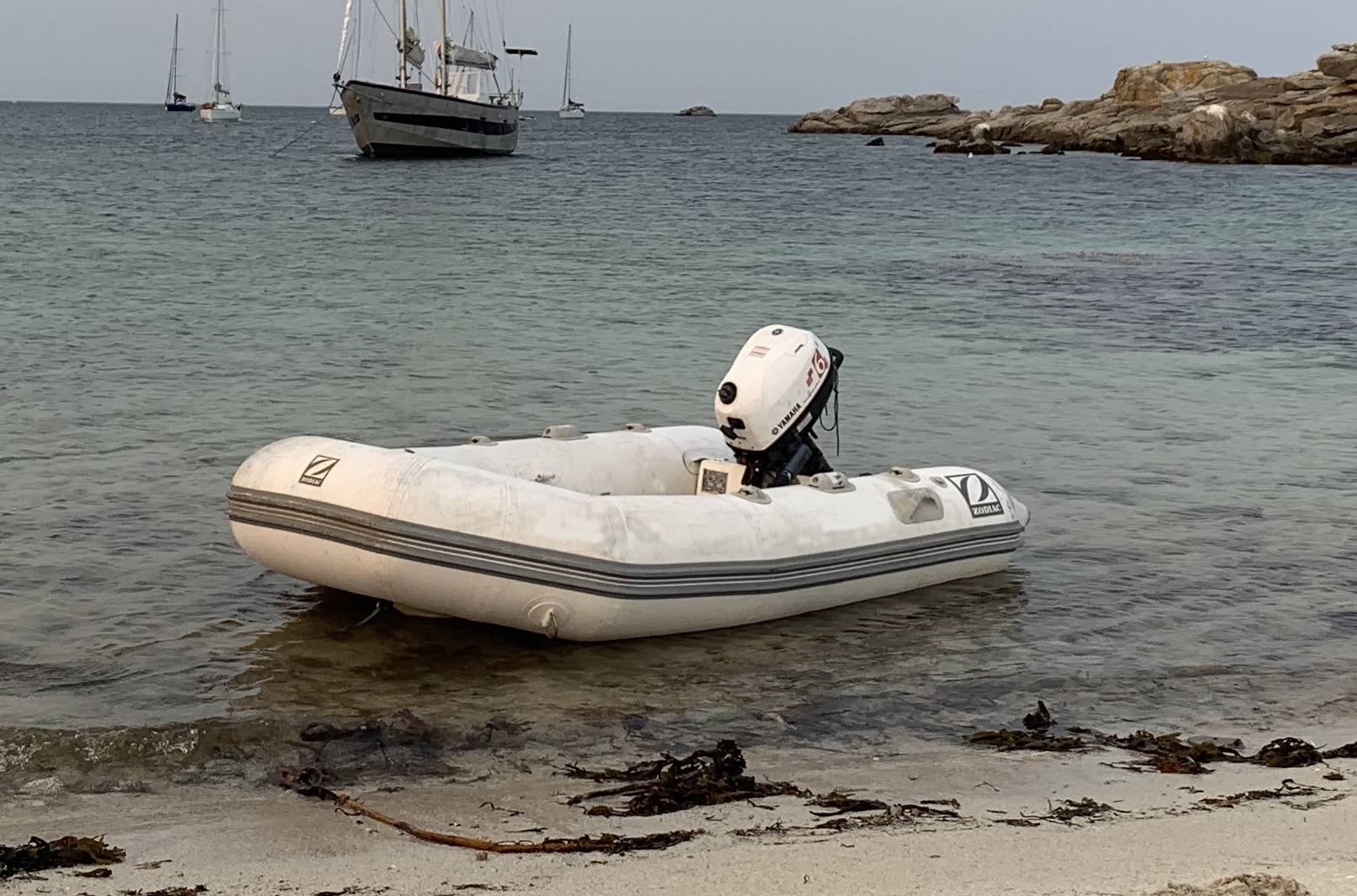 Zodiac semi-rigide YL 275R + moteur Yamaha 6CV – 2012 – Excellent ensemble annexe