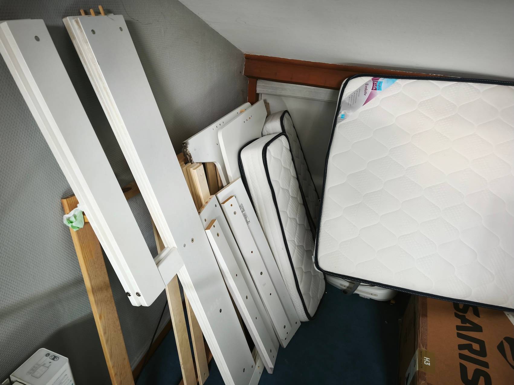 Vends lit enfant/ado extensible : 1,40 - 1,90 m x 0,90 m, plus le matelas en 3 parties