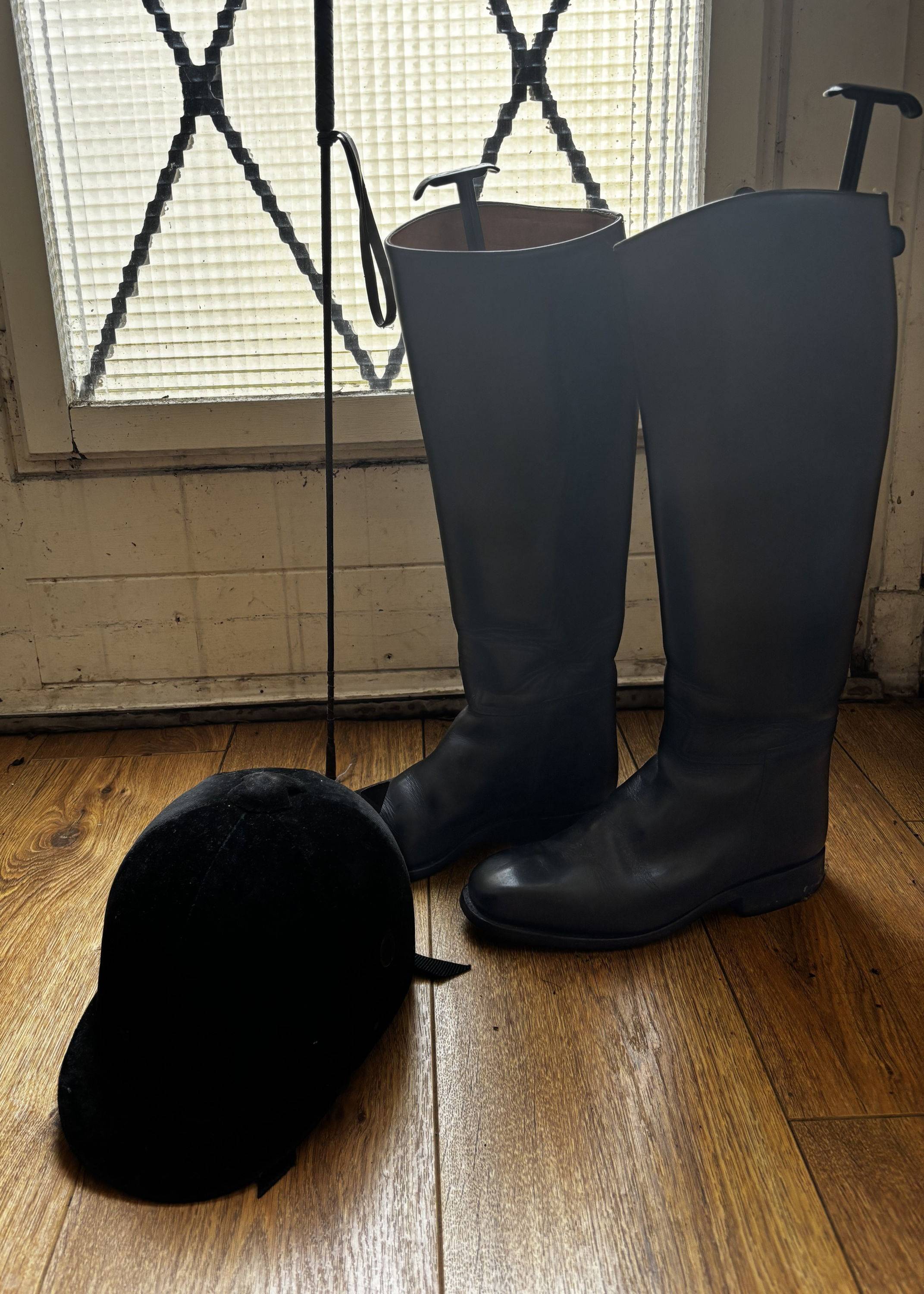 Vends bottes d’équitation en cuir noir en très bon état avec bombe et cravache