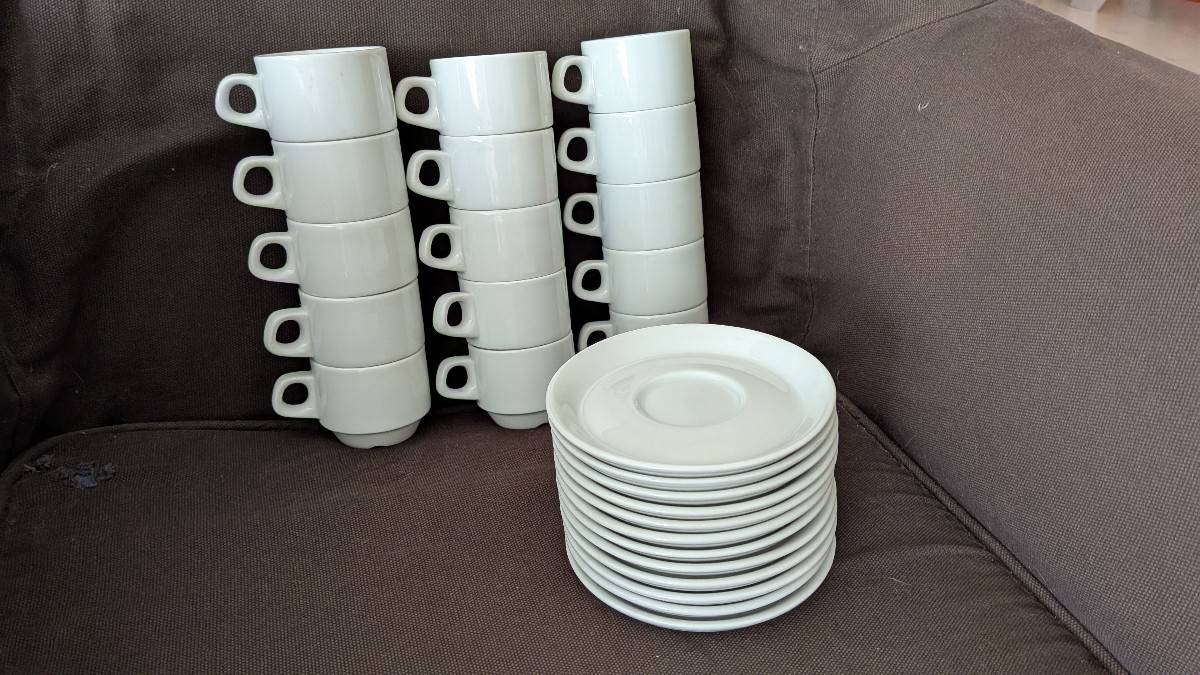 15 tasses blanches et 10 soucoupes
/Sous tasses