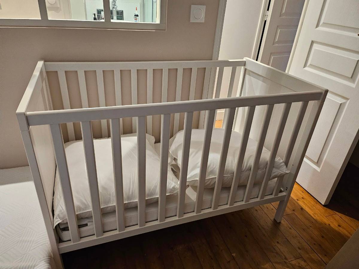 Lit bébé à barreaux