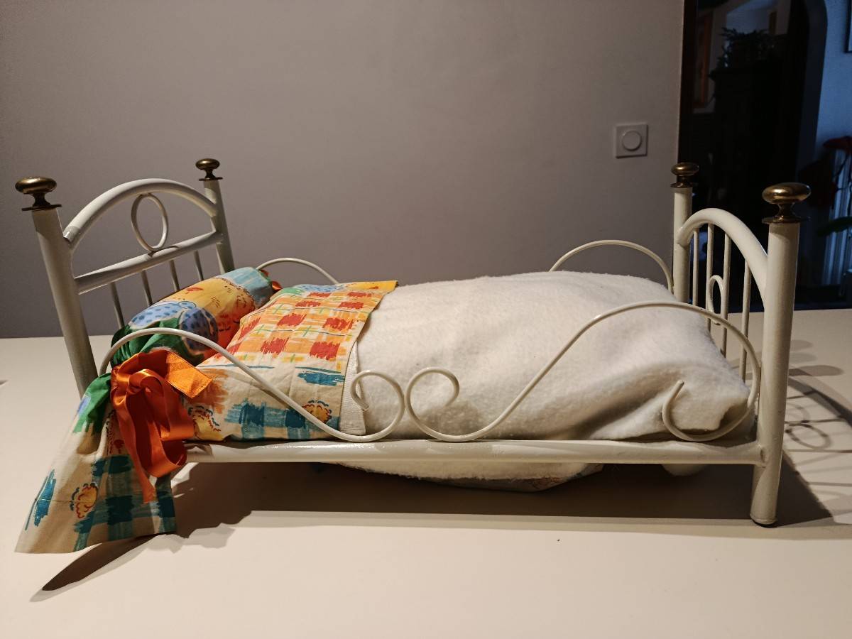 Vends magnifique lit de poupée en fer