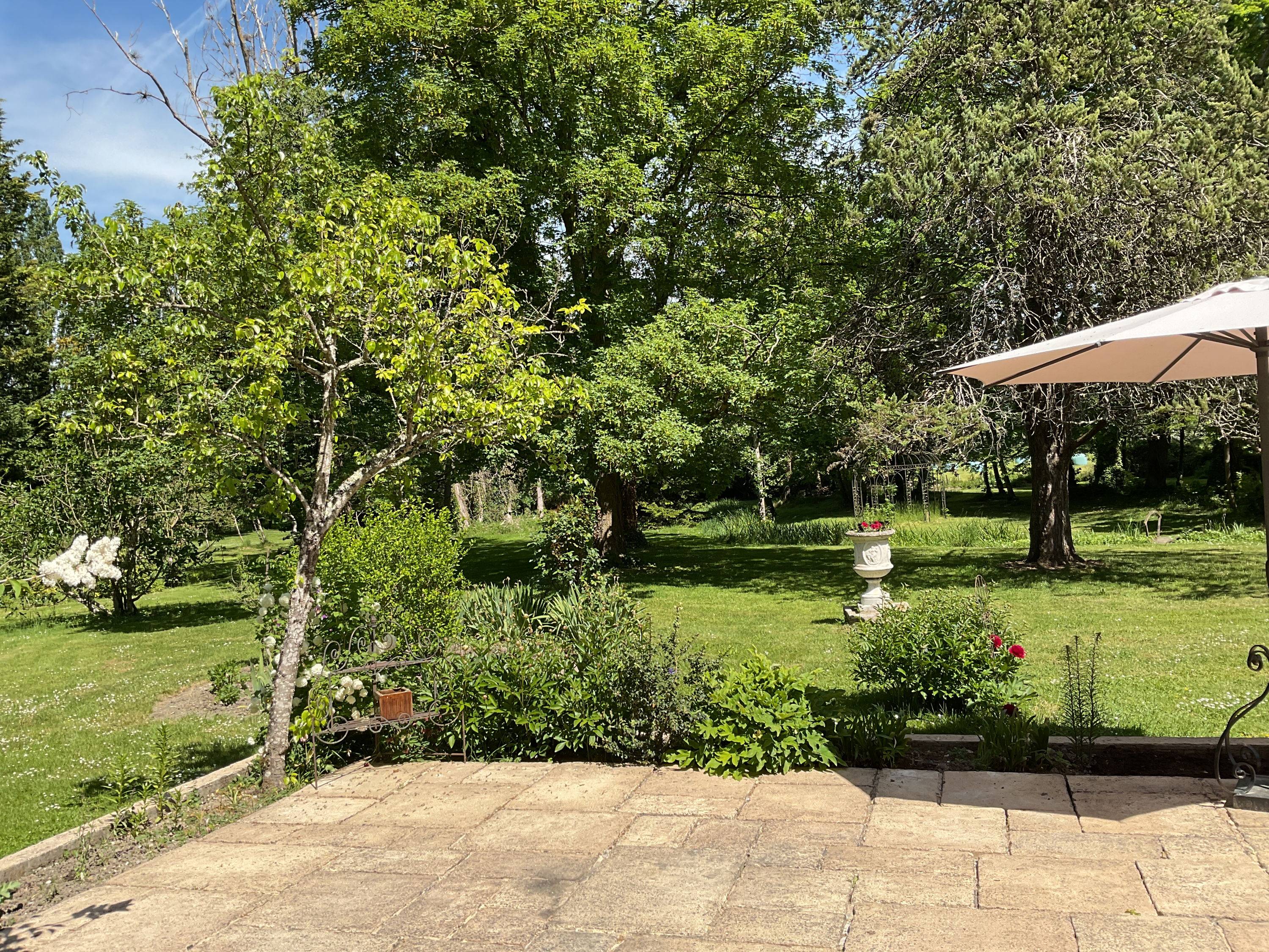 Loue chambre avec un lit en 140 et salle de bain privative dans un parc arboré de 3 hectares - 1 couchage