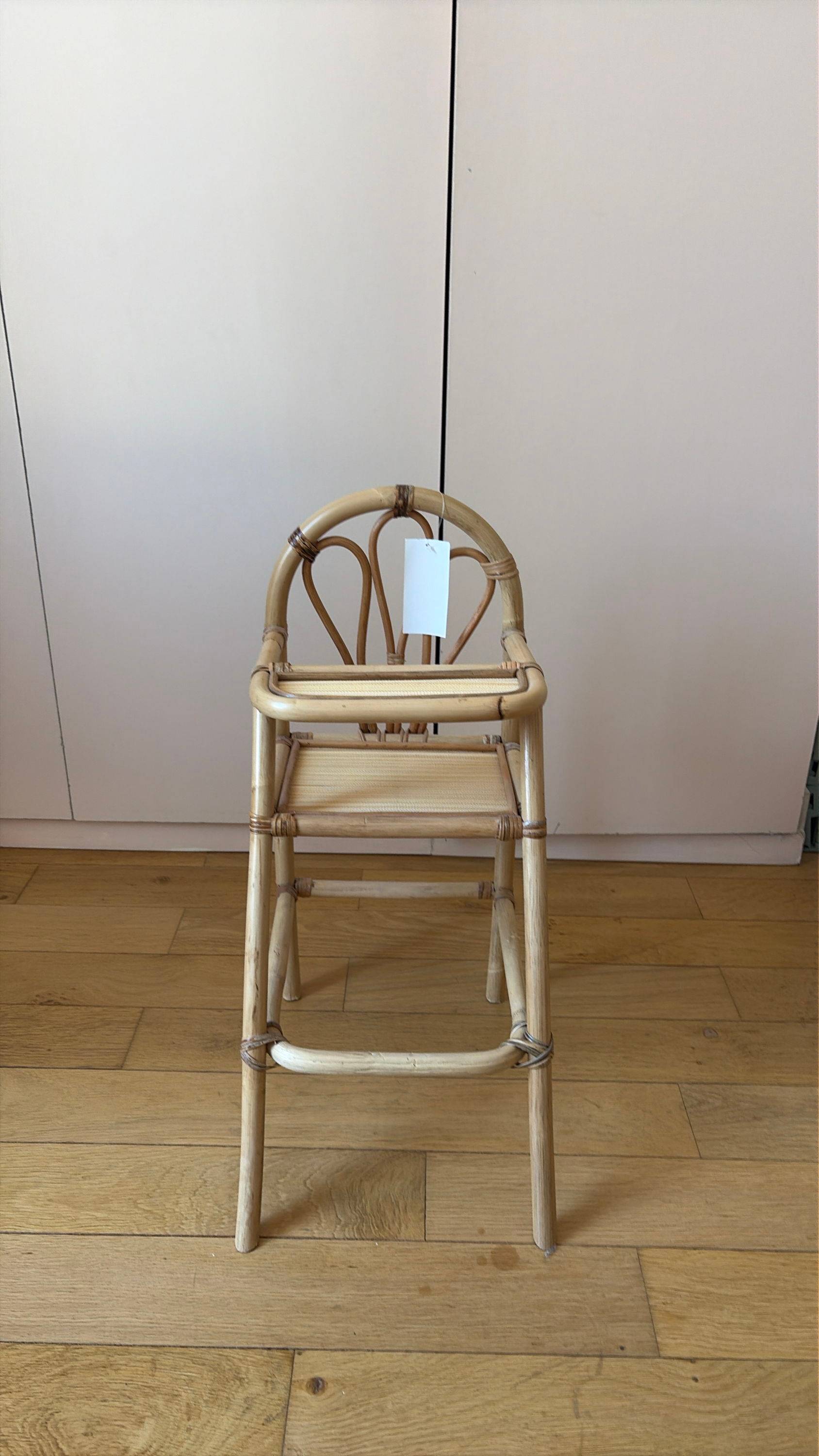 Vends chaise haute en rotin pour poupée