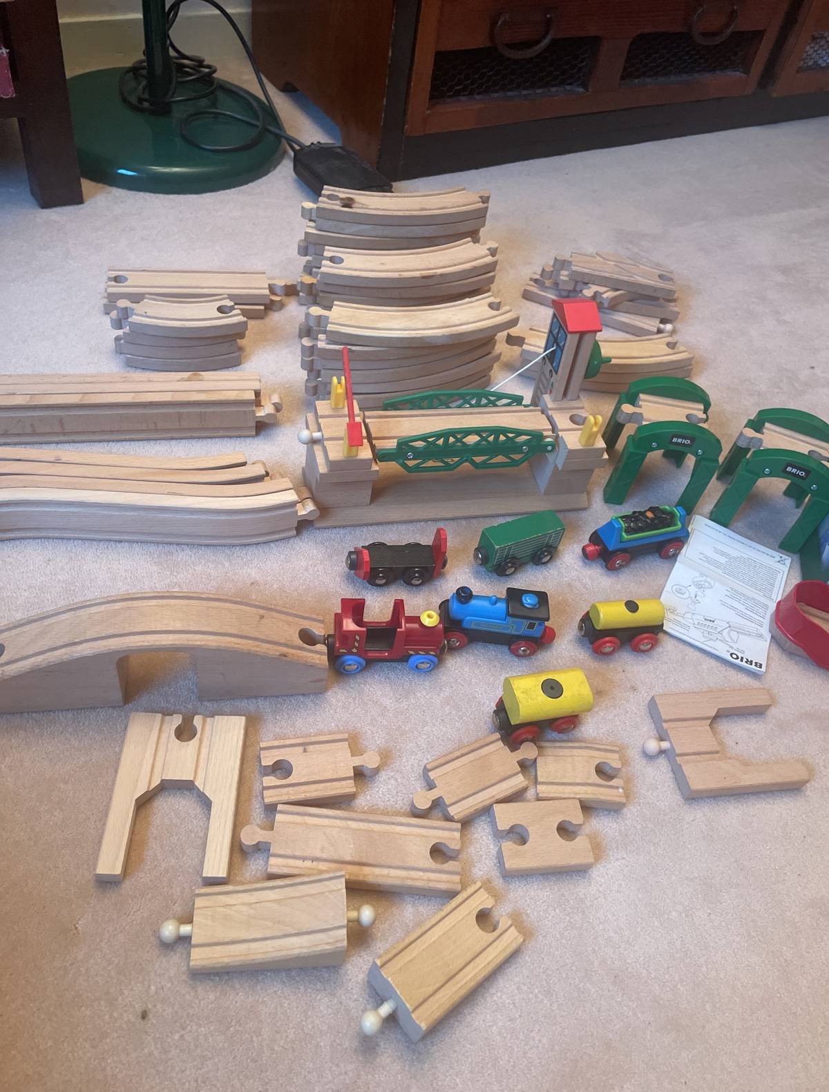 Vends circuit train Brio en très bon état avec beaucoup d’accessoires environ 60 pièces
