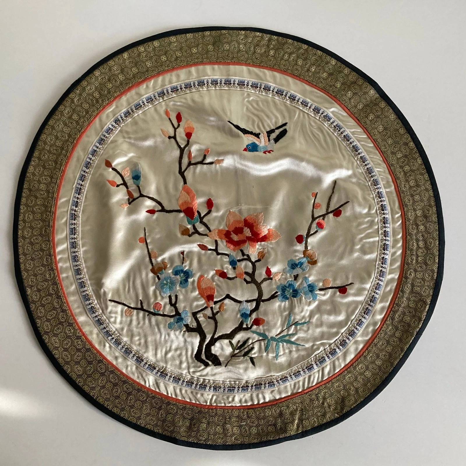 Vends set de table vintage en soie brodée fleur oiseau main Dun Huang Beijing rond 43cm