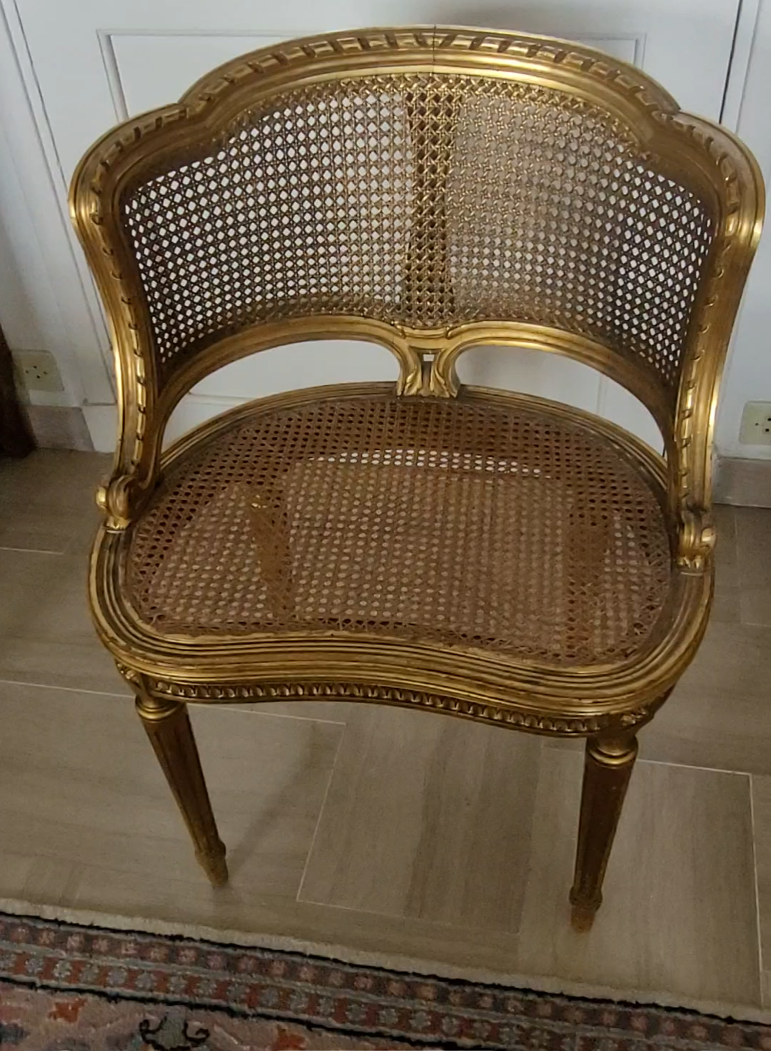 Vends ravissant fauteuil gondole canné doré style Louis XVI TBE