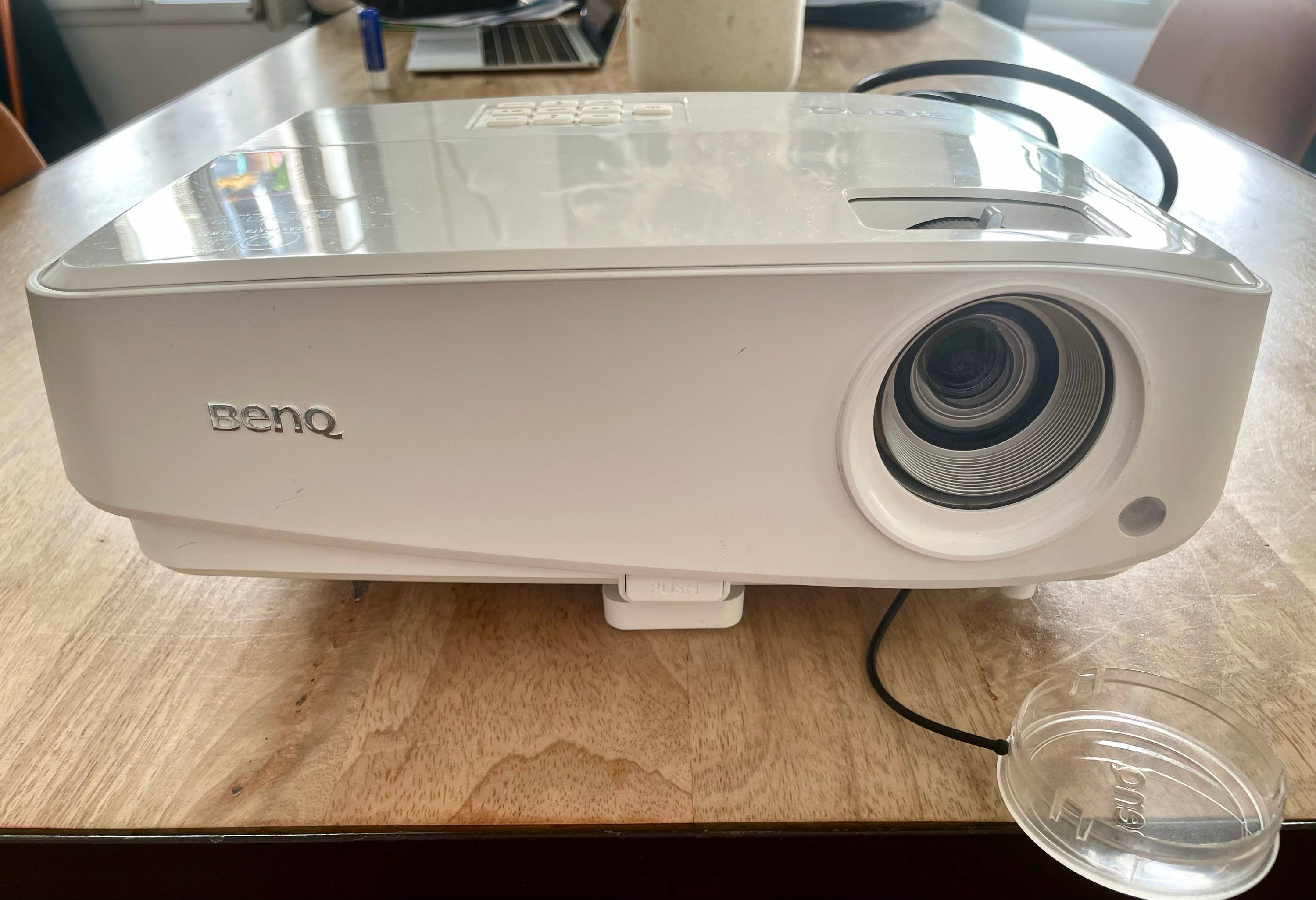 Vends vidéo projecteur BenQ blanc PARFAIT ÉTAT