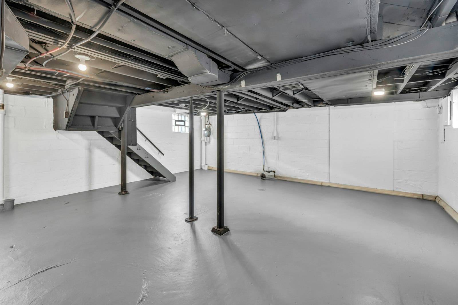 Aménagement de cave et sous-sol en Île-de-France : dalle, cloisons, escalier béton – Renovely