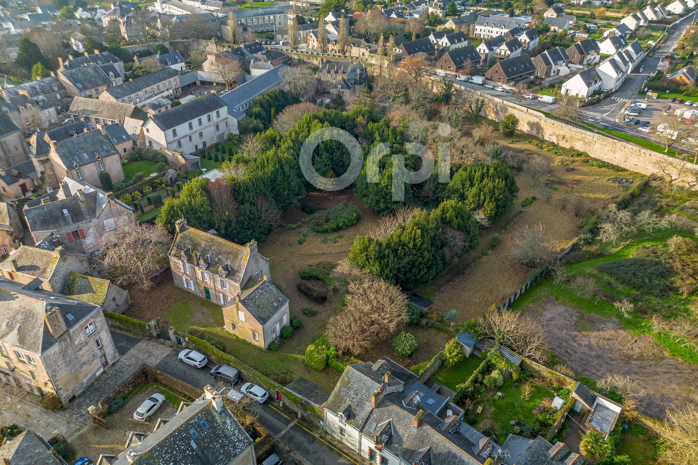 UNIQUE à GUERANDE (44) MANOIR XVIe et XVIIIe siècle - Intra muros - parc clos de 8200m²