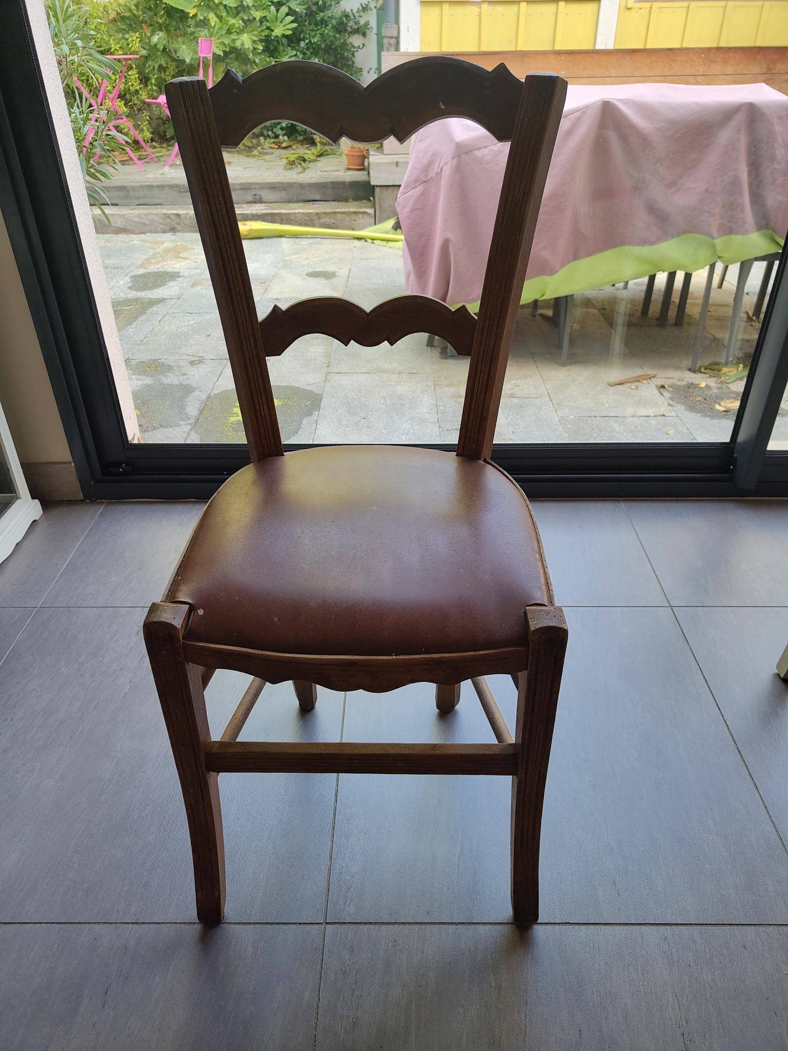 Vends 1 chaise avec assise en paille et similicuir