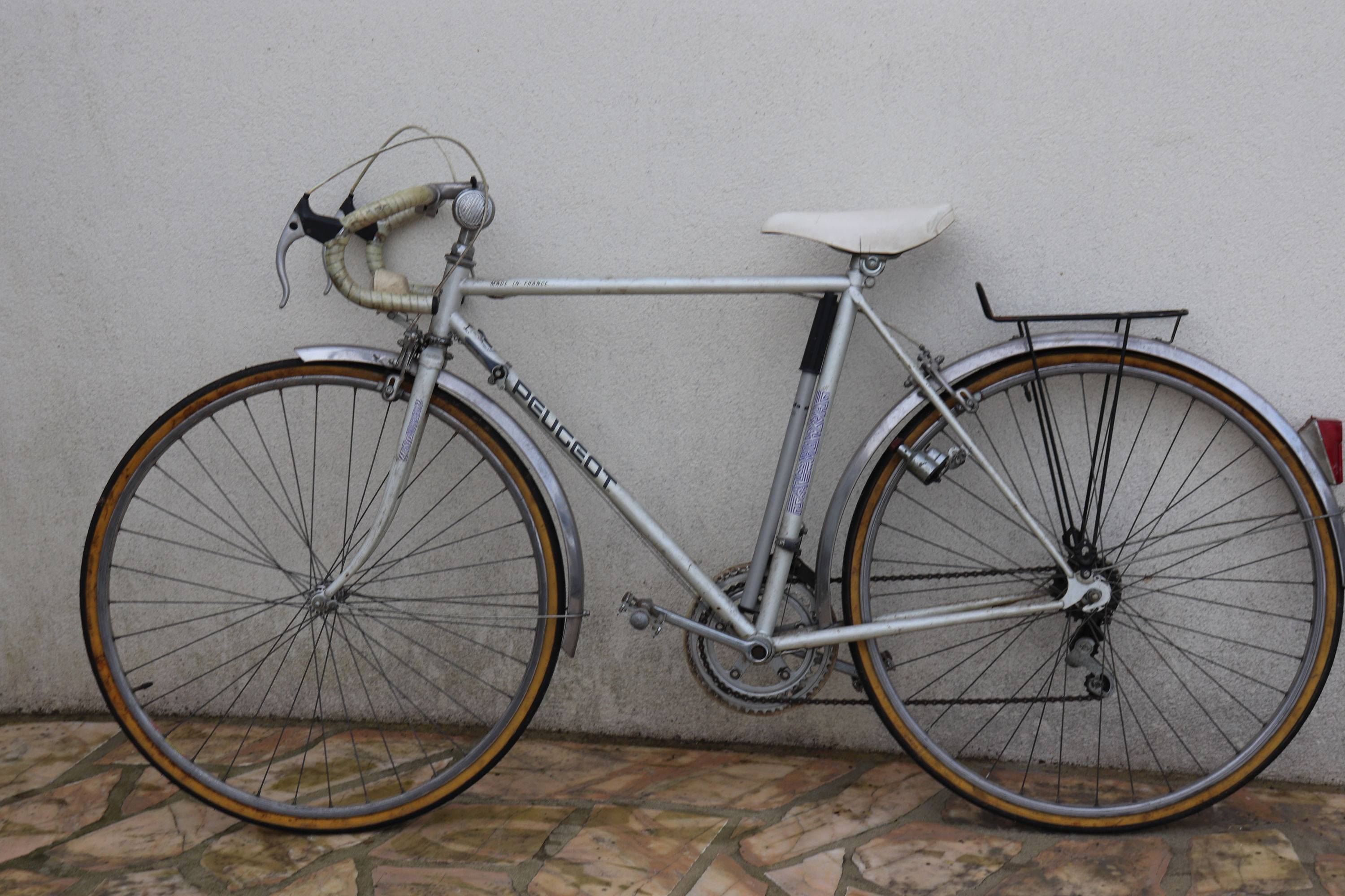Vends vélo Peugeot + vélo homme avec casque