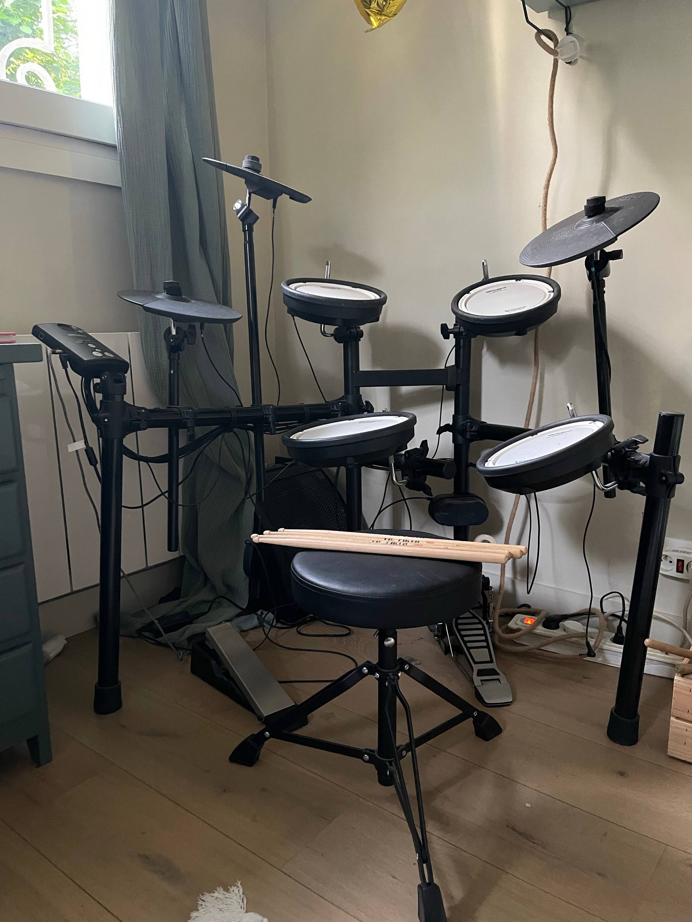 Vends batterie électronique Roland TD-1DMK + ampli Eagletone TD30 + siège