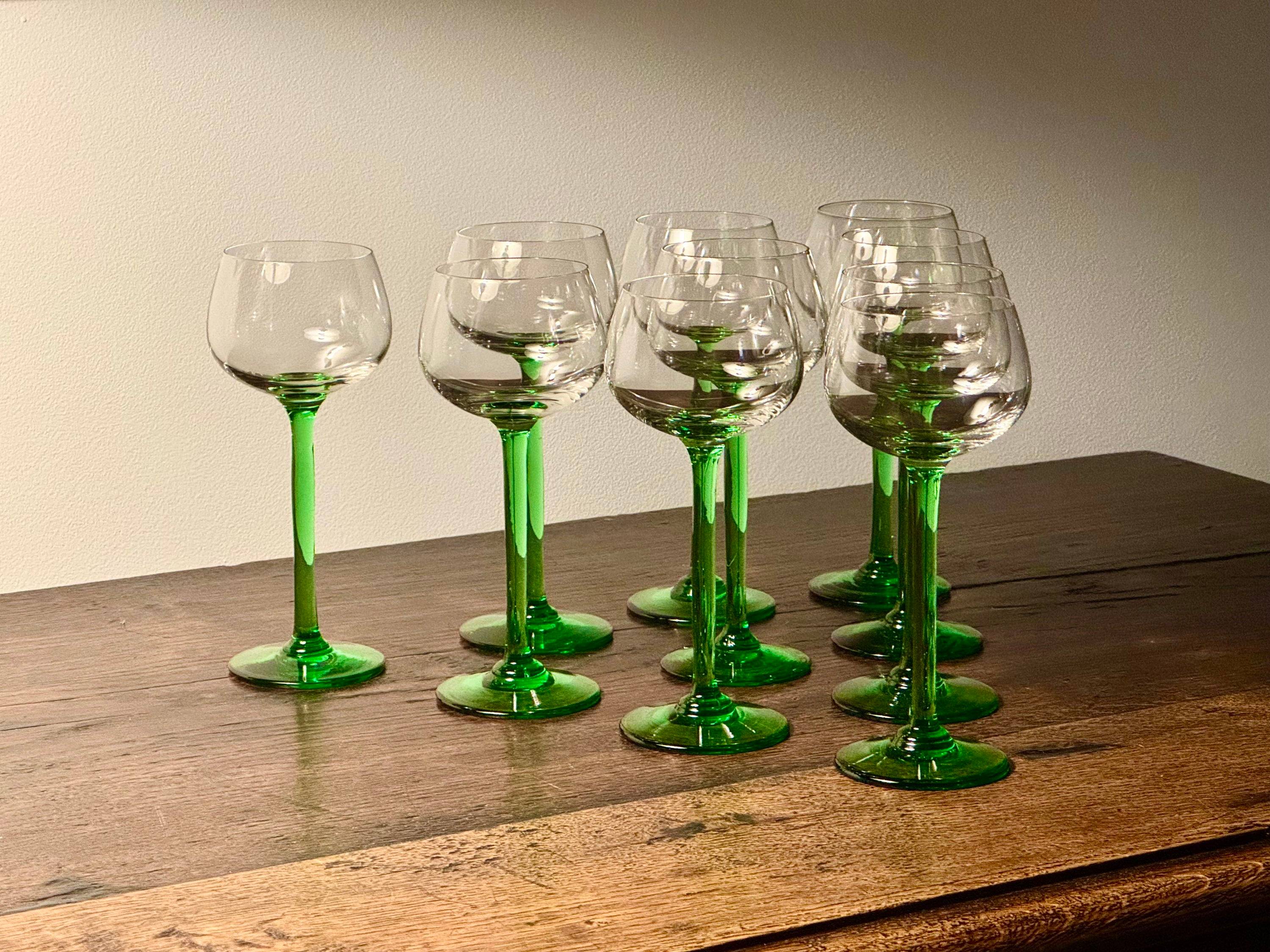 Vends suite de 10 verres à vin d’Alsace à pied vert