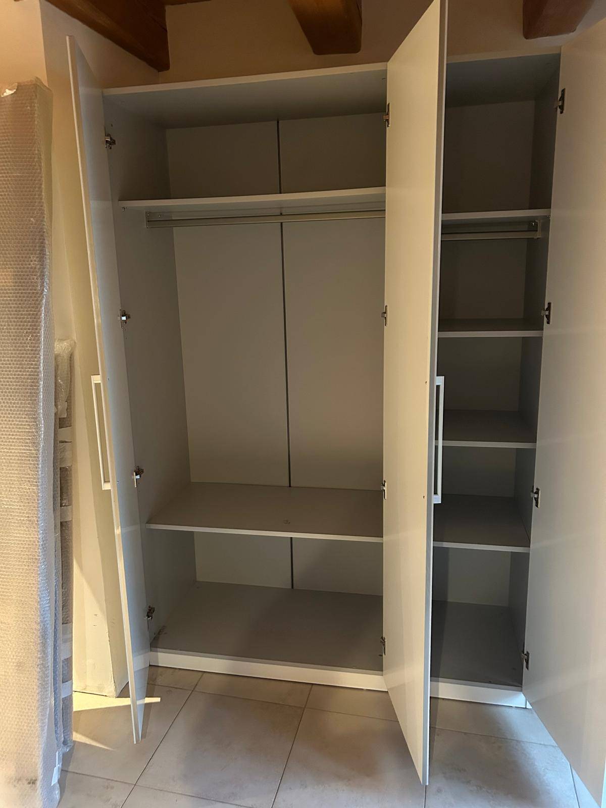 Vends penderie 3 portes laquée blanche