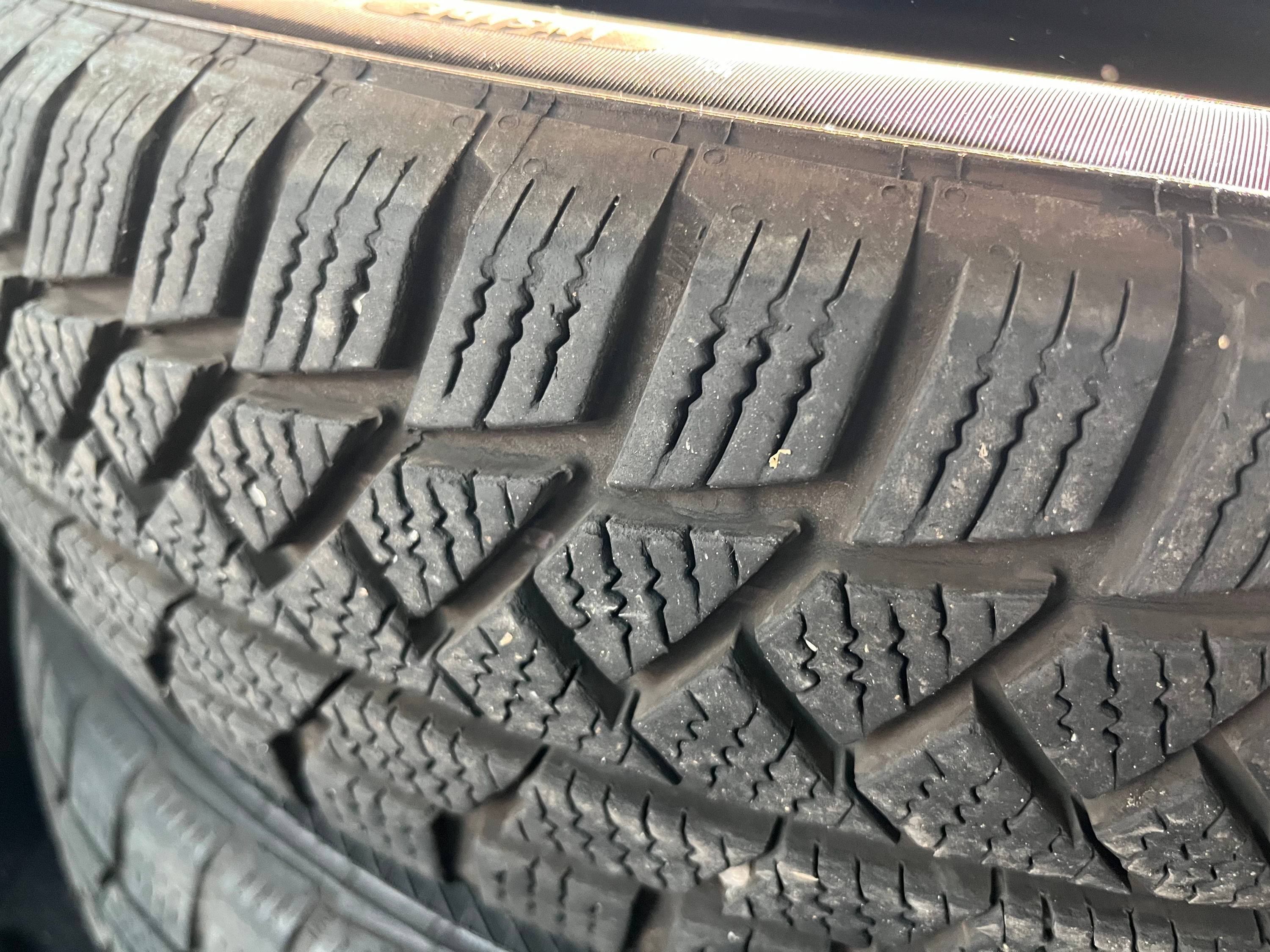 4 Pneux neige dont 2 avec jantes