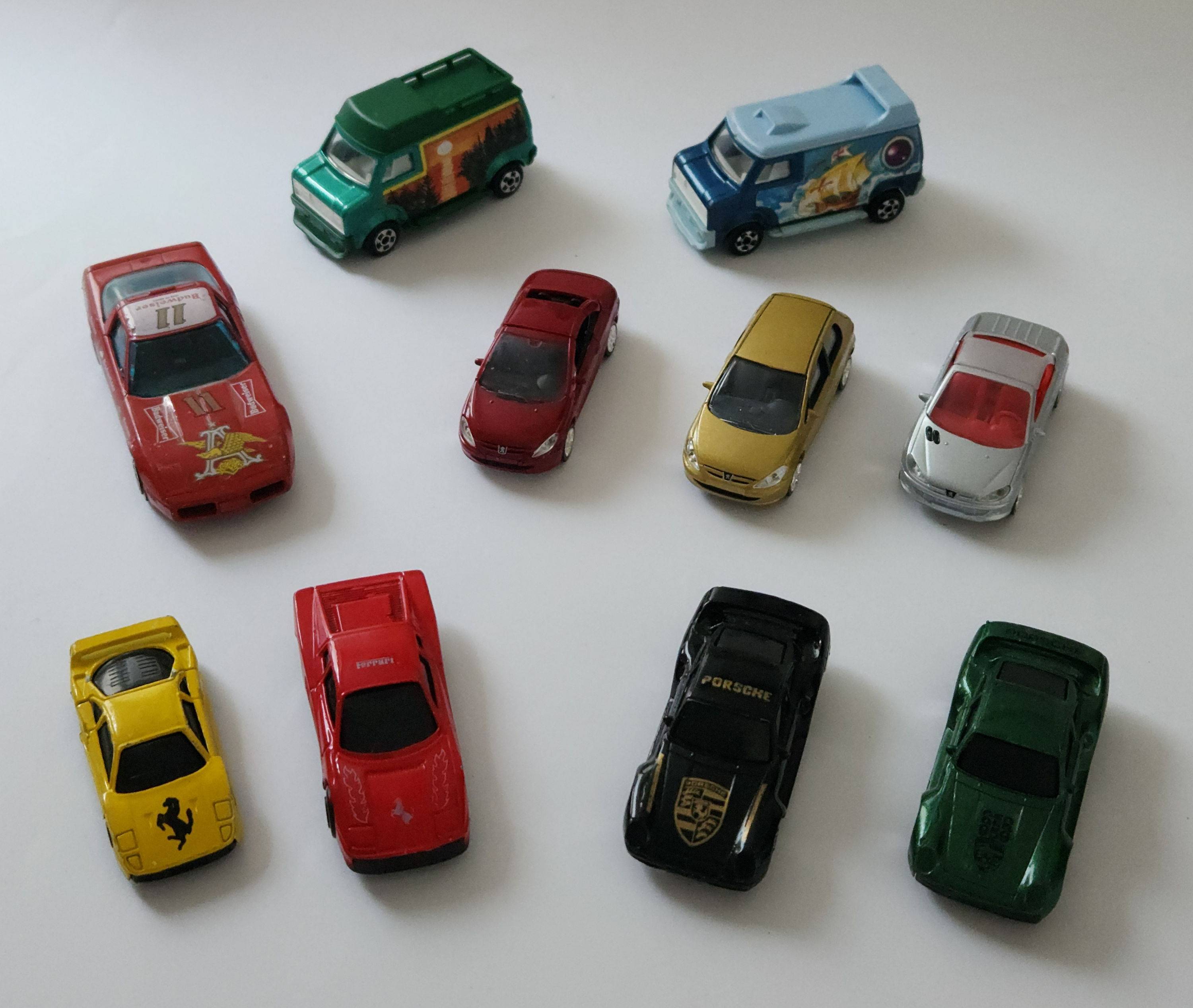 Vends lot de 10 voitures miniatures : Ferrari – Porsche – Chevrolet – Peugeot – Van US