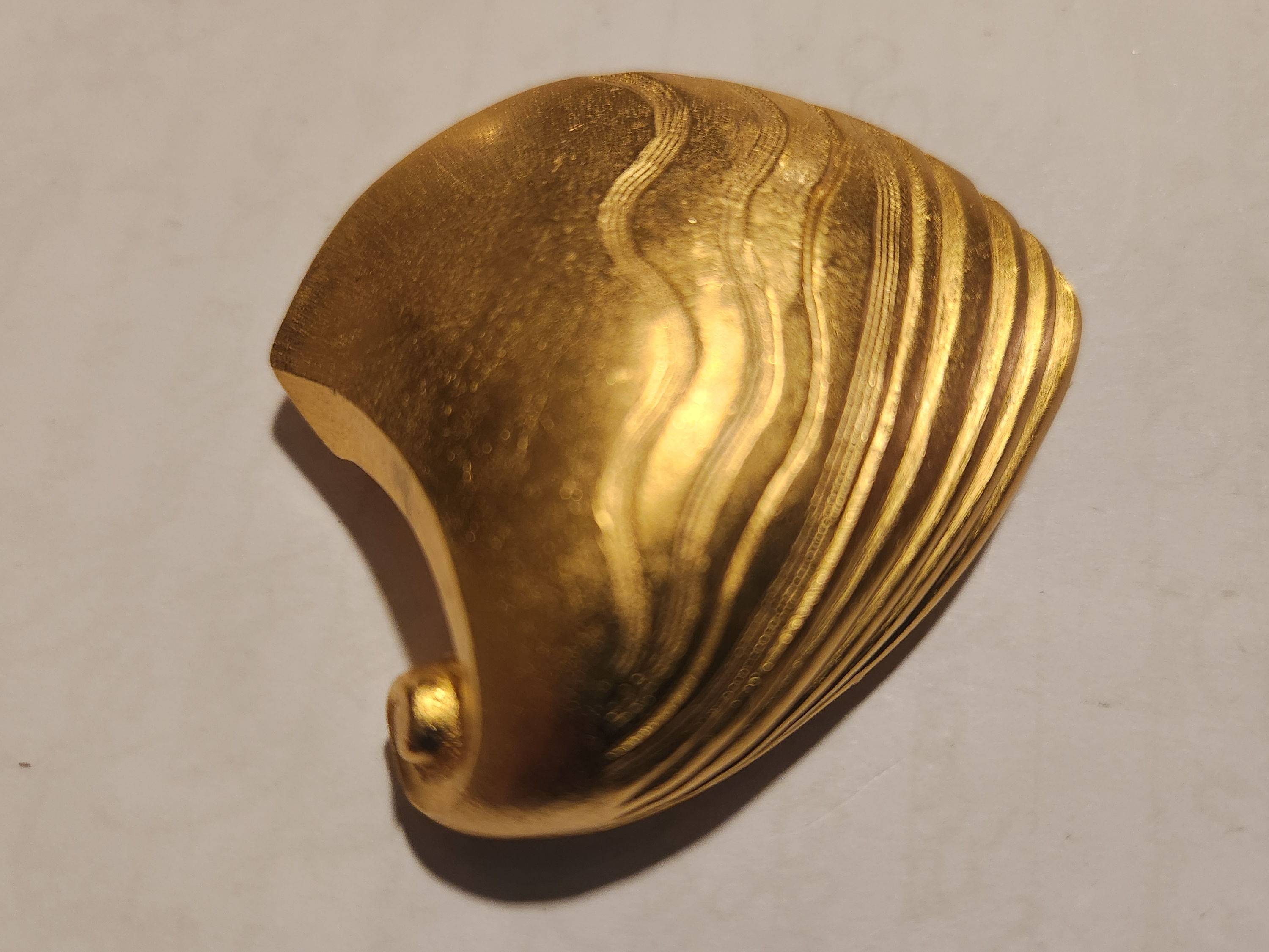 Broche Coquillage ciselé doré ANTIGONA