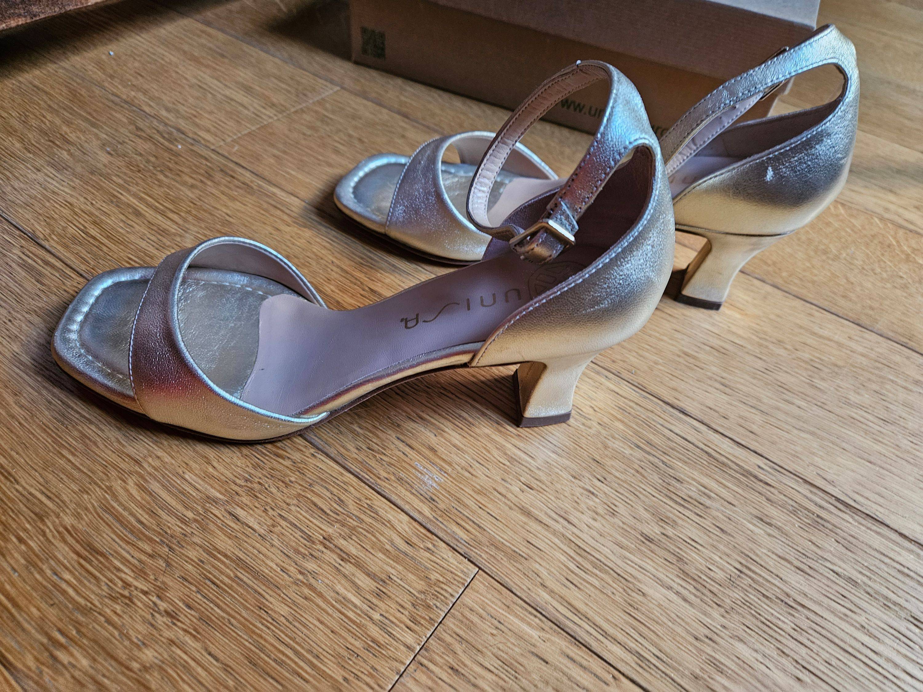 Vends sandales en cuir doré T39 unisa