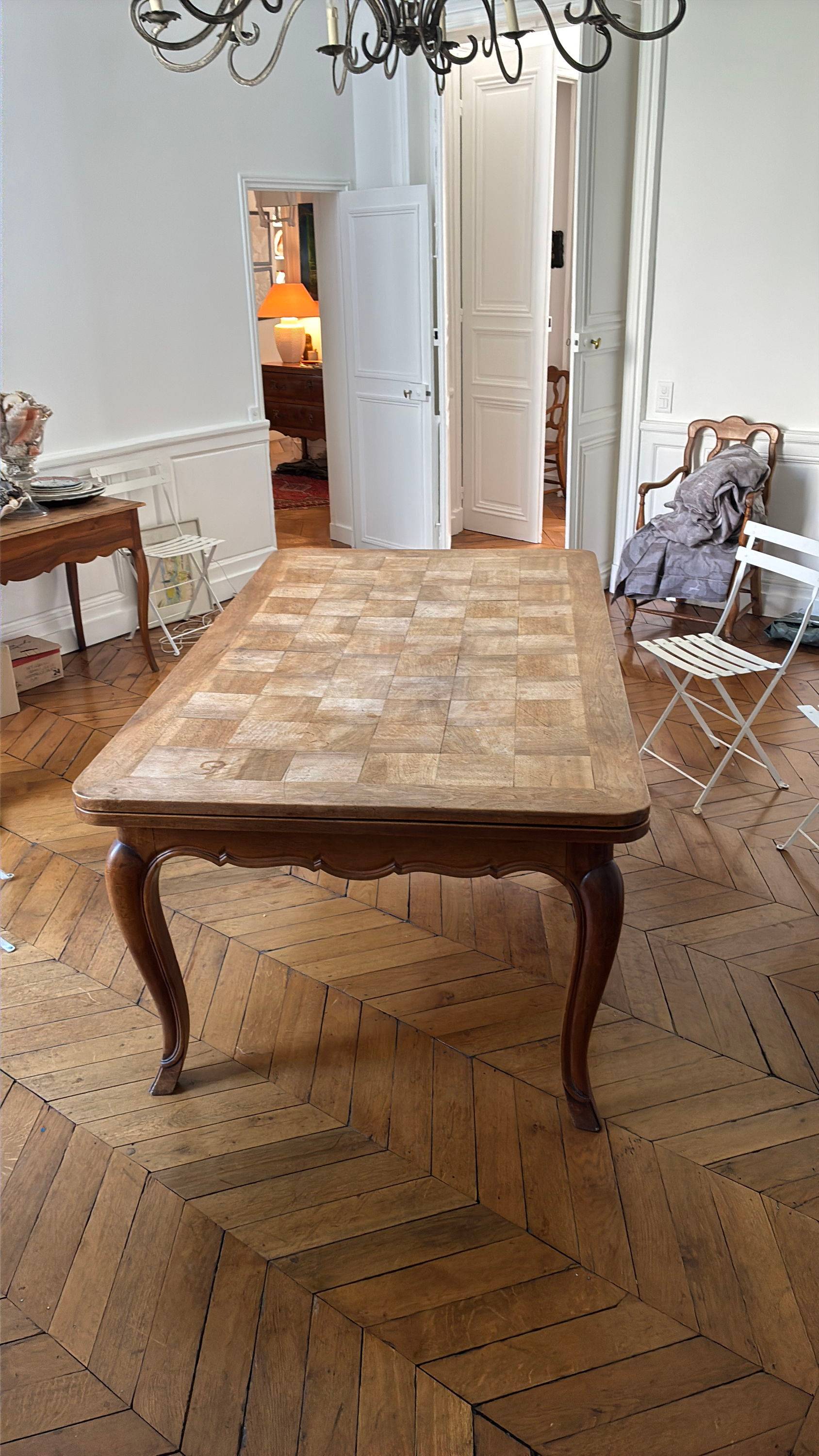 Table de salle à manger avec 2   rallonges.Minimum  8 couverts maximum 16 couverts. Taille : 1m85 +2 x60cm