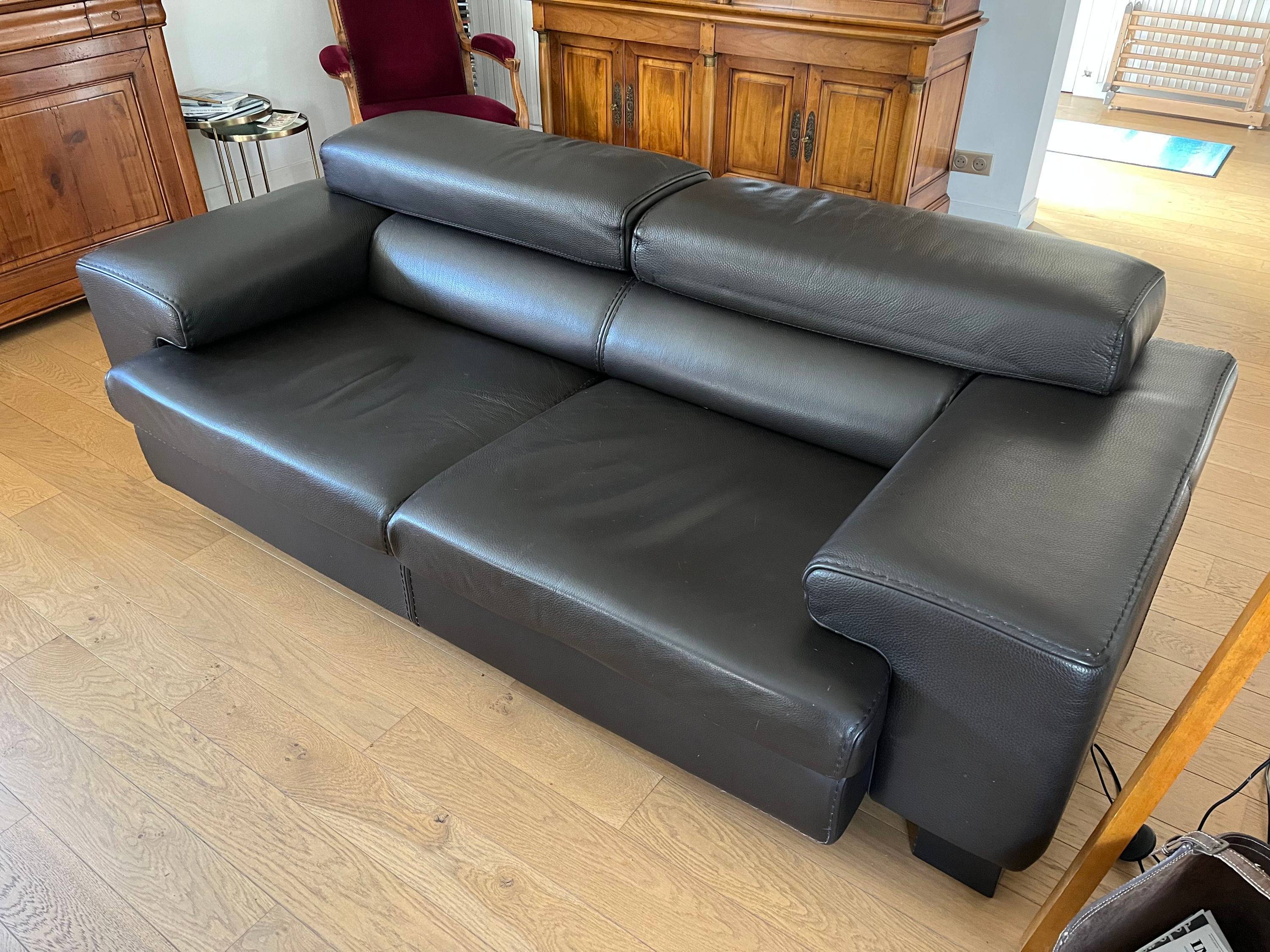 Vends canapé Roche Bobois 2-3 places cuir marron foncé en excellent état