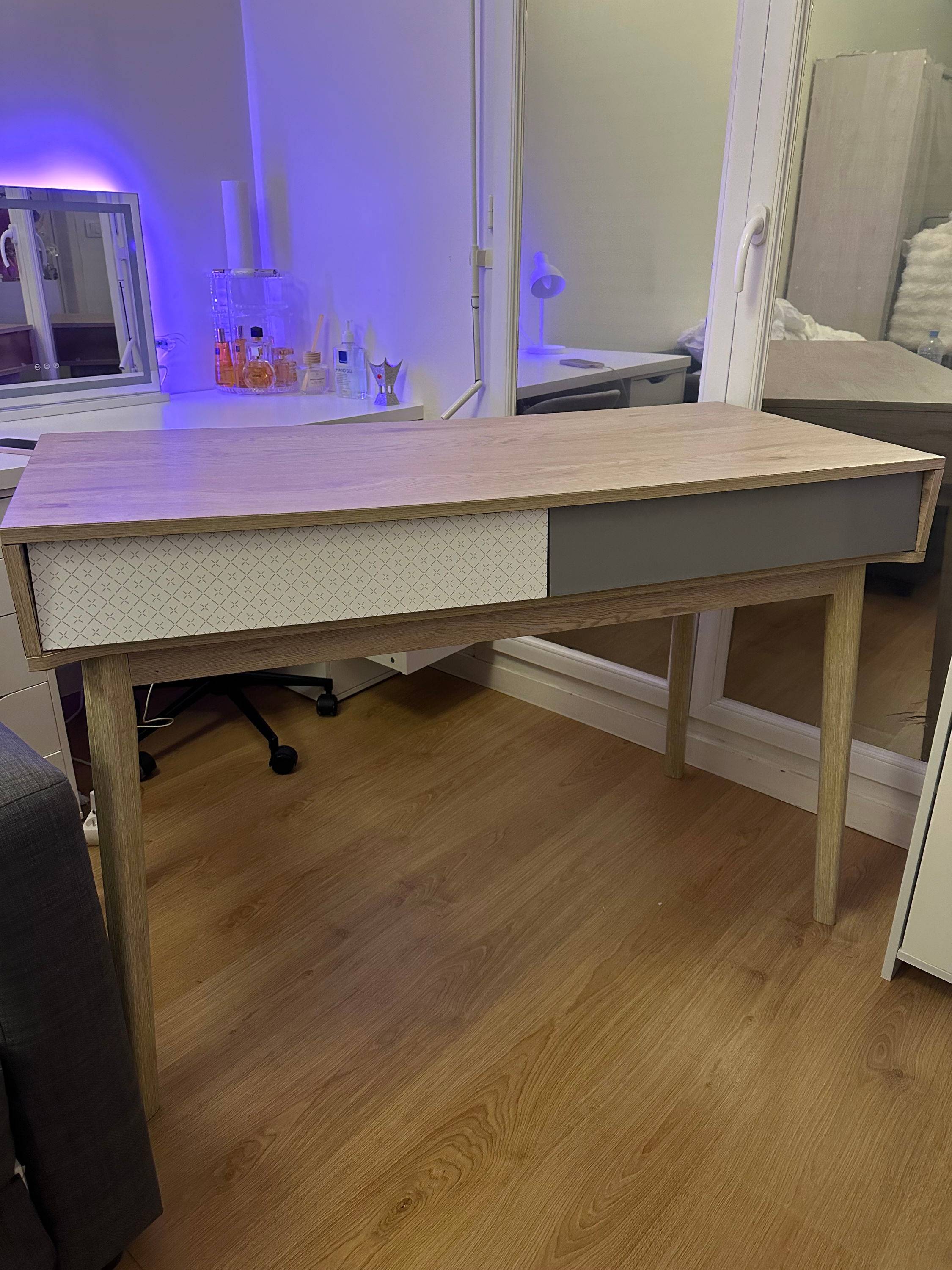 Bureau en bois clair avec tiroir – bon état