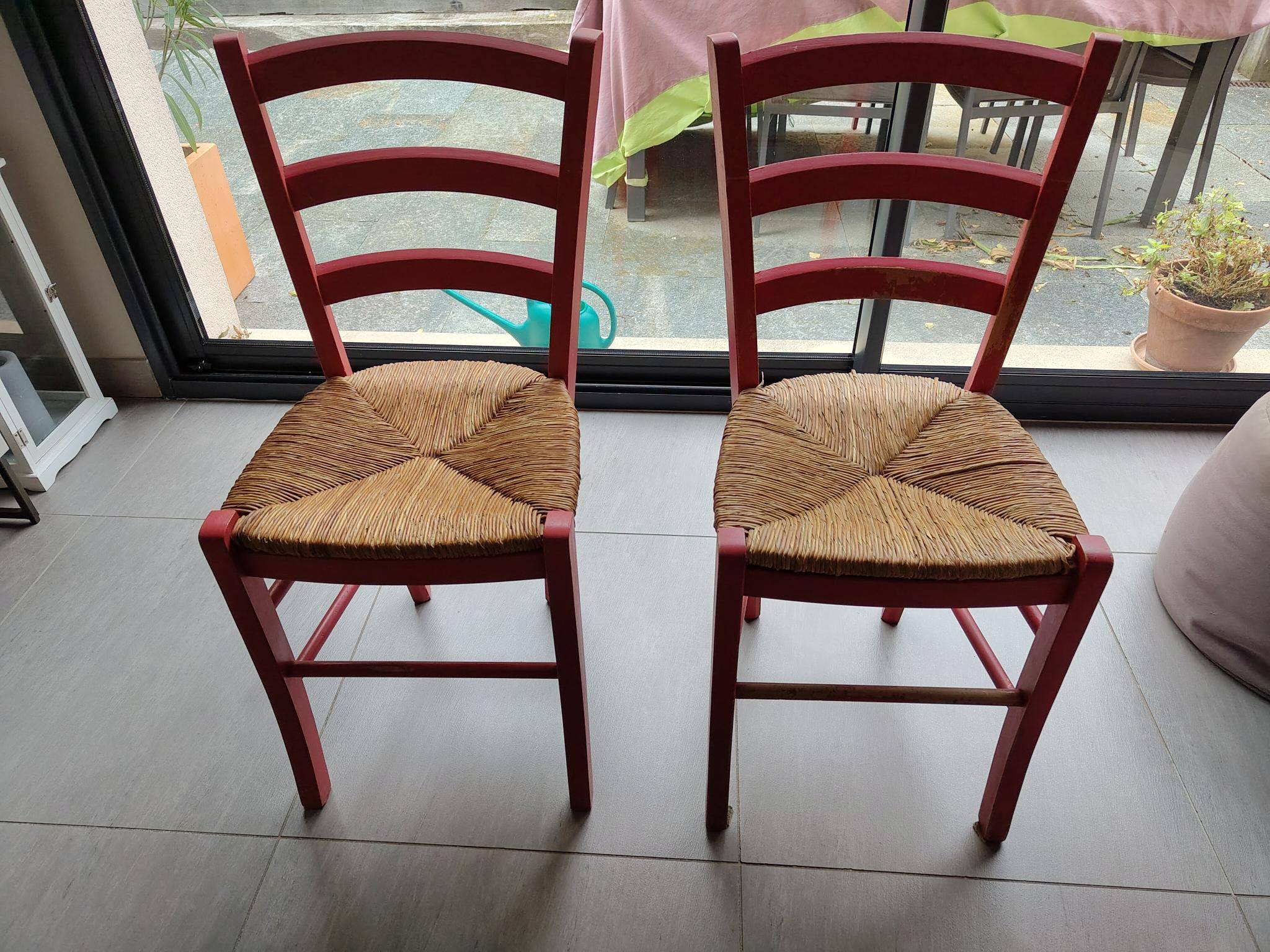 Vends lot de 2 chaises colorées style vintage/rétro avec assise en paille