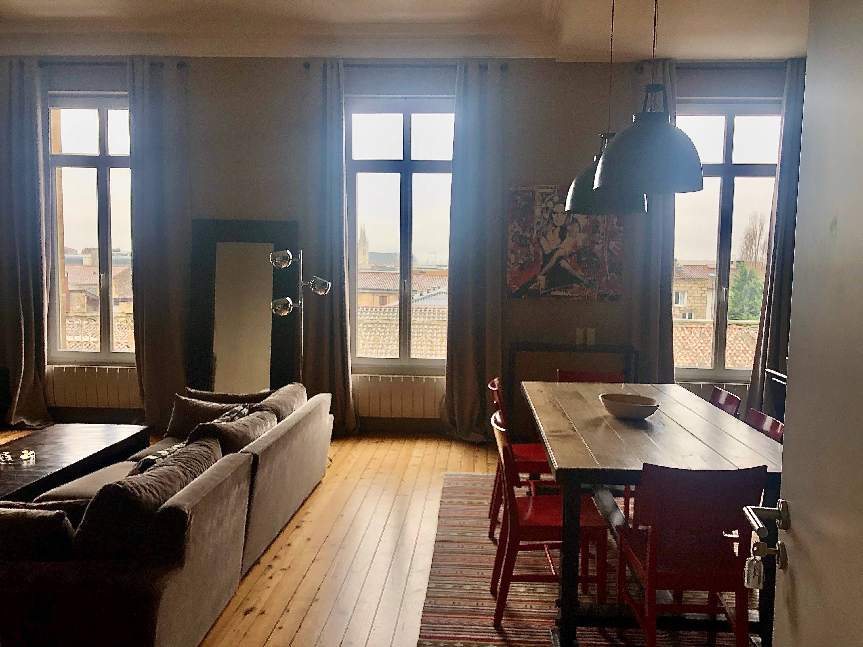 T2 meublé de charme 62m² dernier étage aux Chartrons