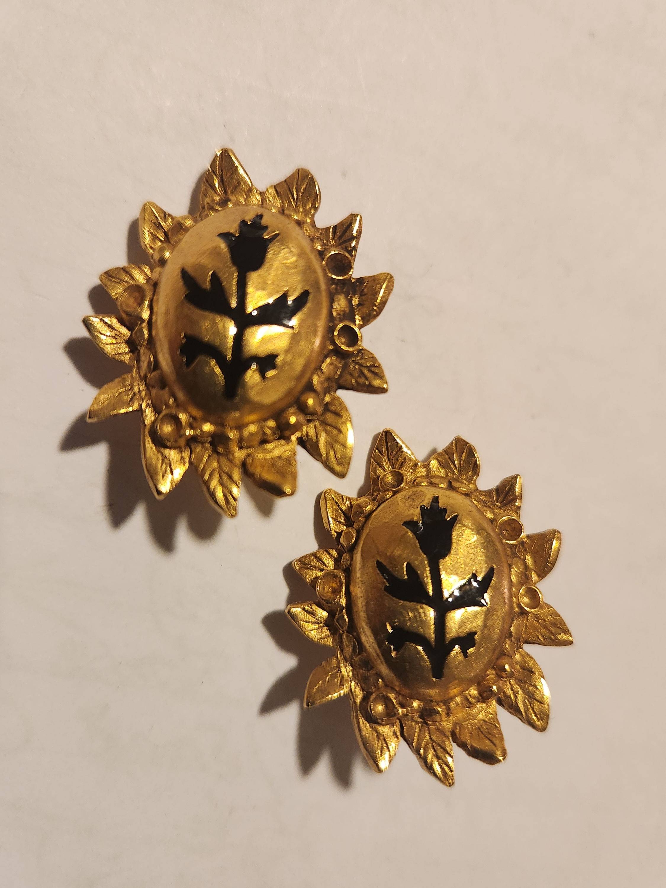 Vends boucles d’oreilles dorées ovales fleur émaillée noire Christian Lacroix