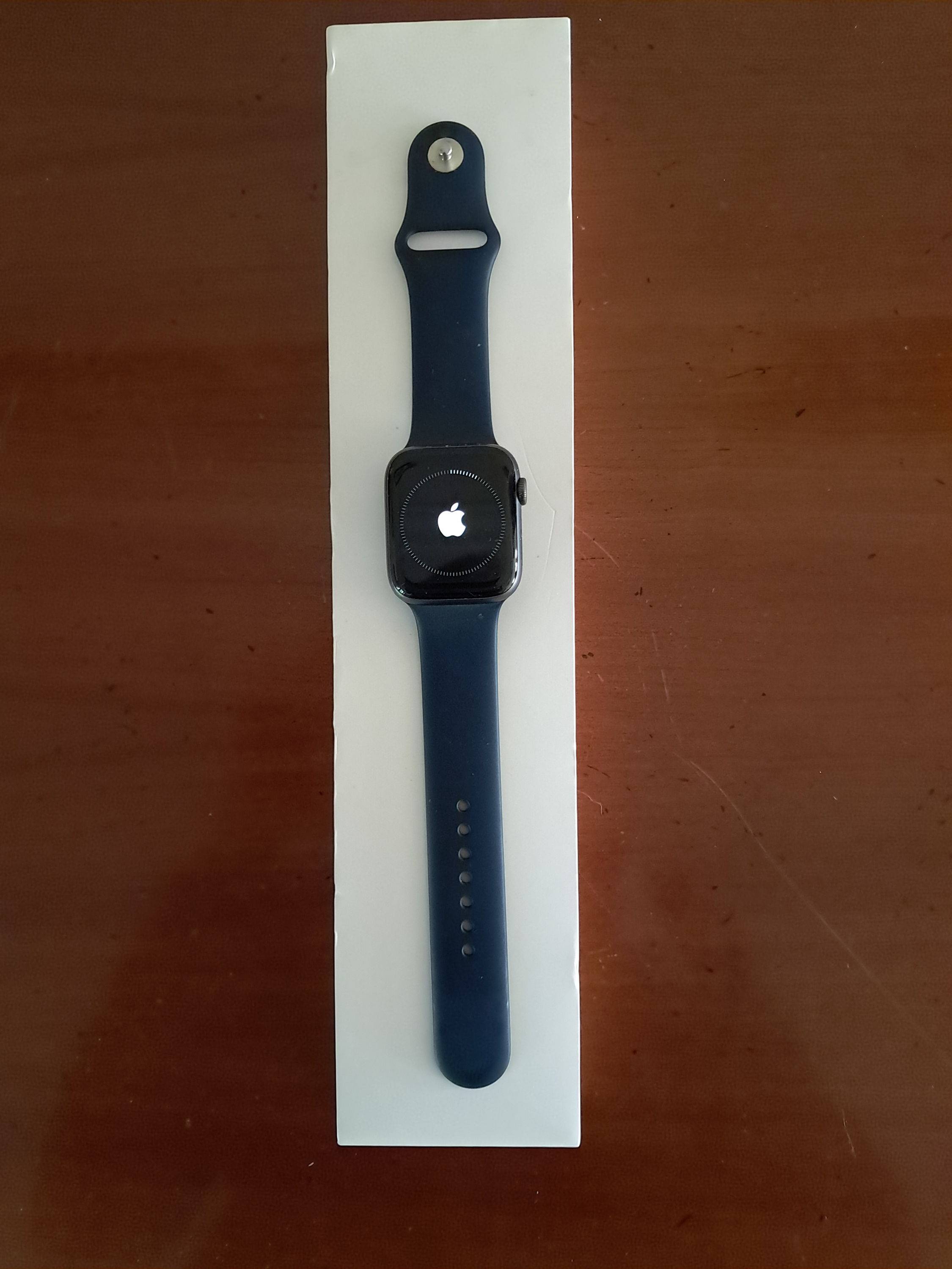 Vends montre connectée Apple Watch Série 4 boîtier alu 44 mm GPS + Cellular