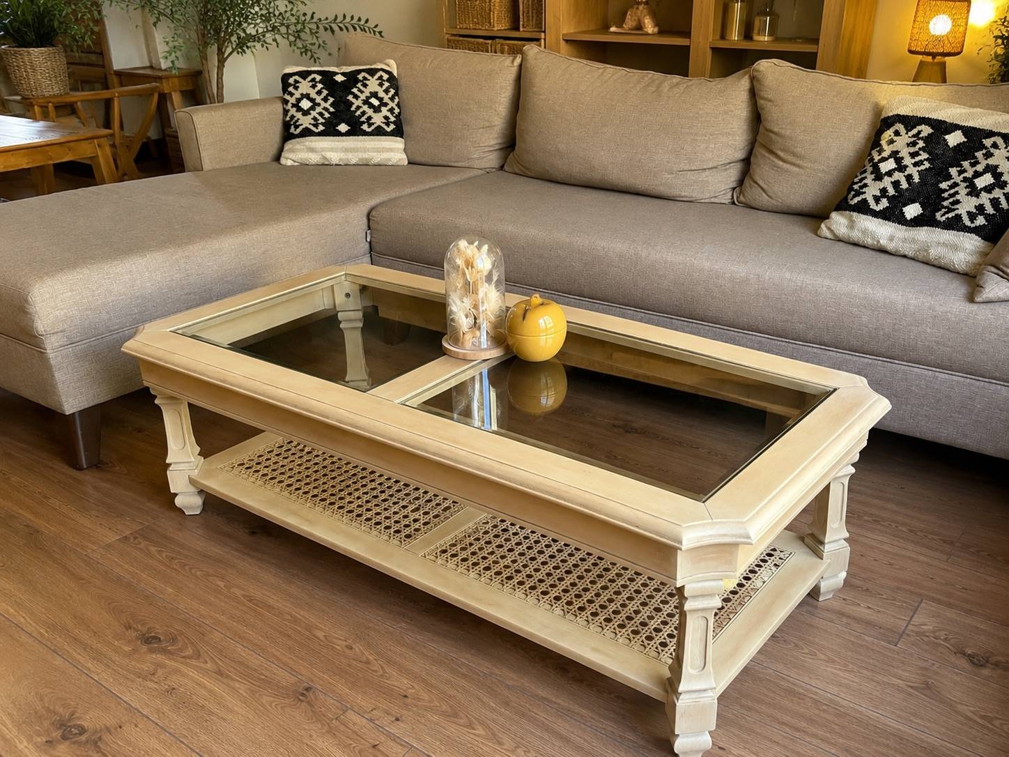 Vends table basse relookée – cannage et verre