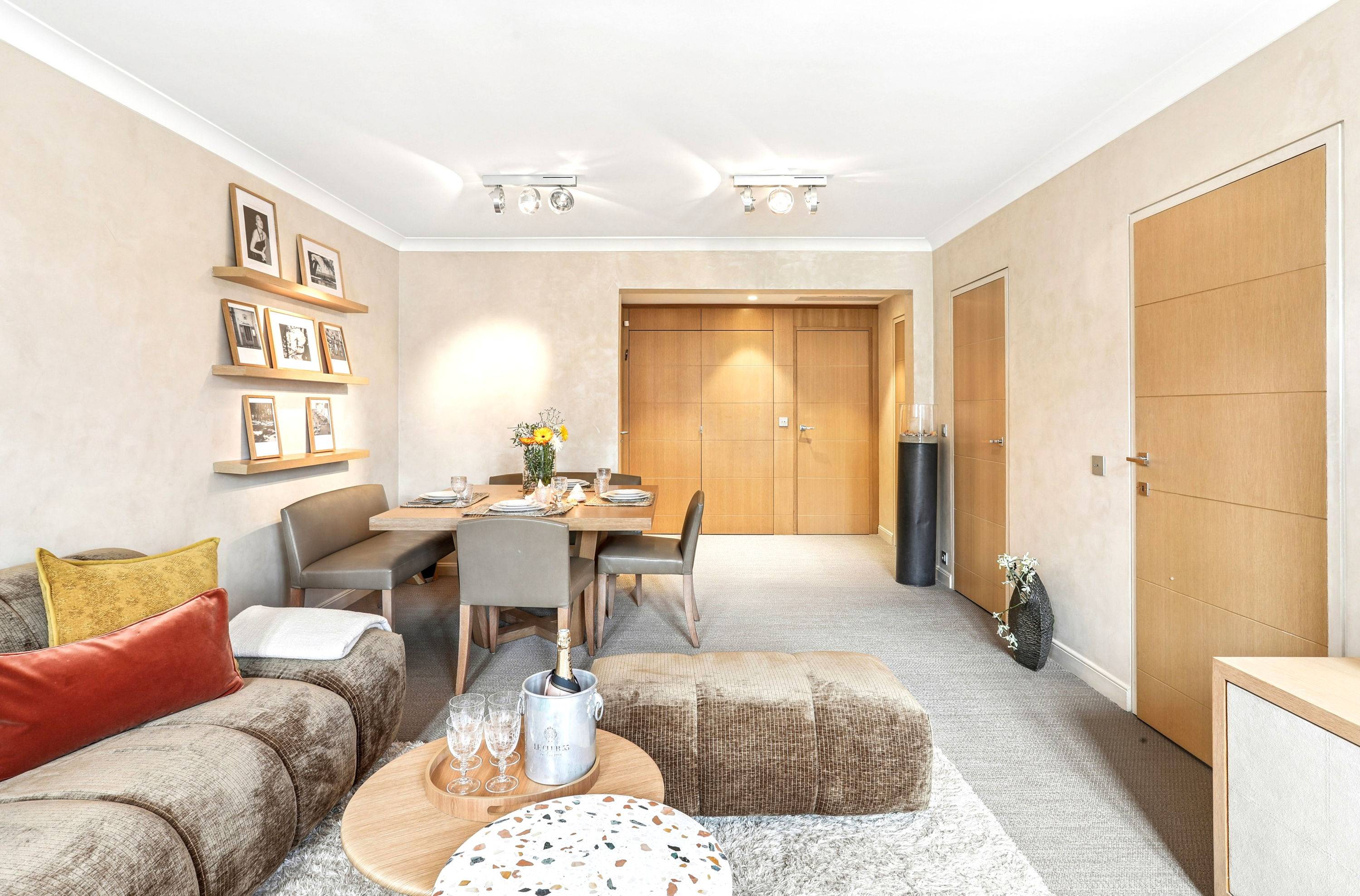 Loue appartement prestige place de la Garonne - 2 chambres, 6 couchages - Saint-Tropez (83)