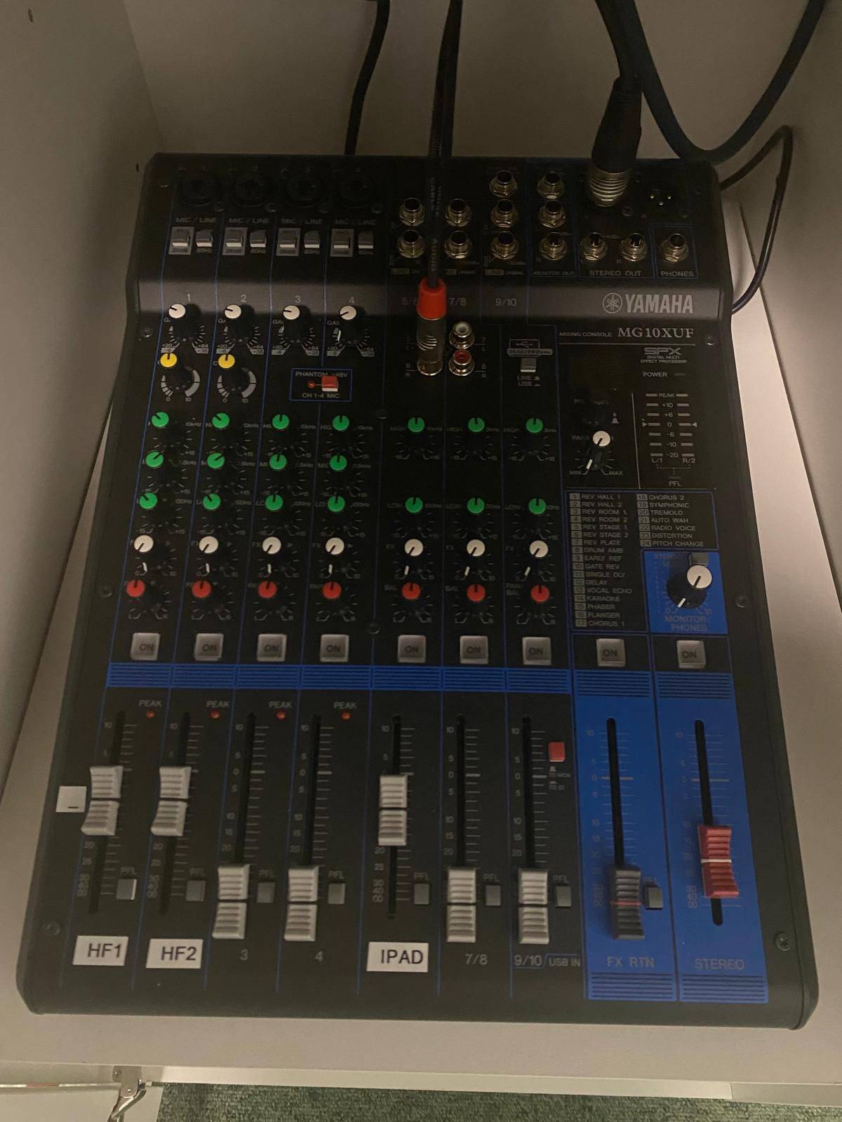 Vends sono, écran vidéo et table de mixage