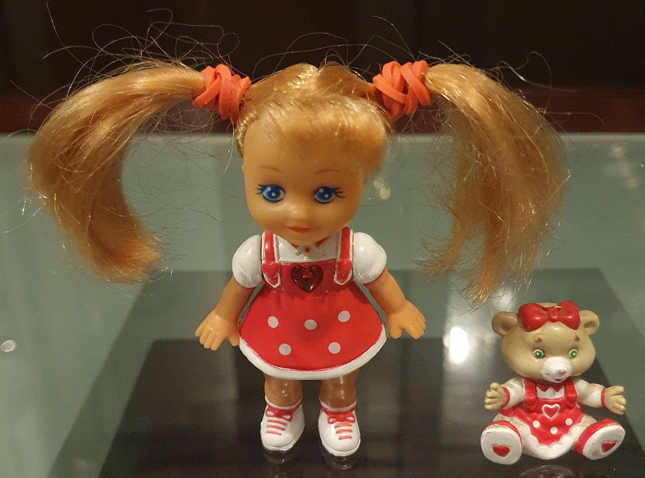 Vends mini poupée avec son ourson aimanté, collection Coccole e Baci, Giocattoli Preziosi, 8 cm, vintage 1998