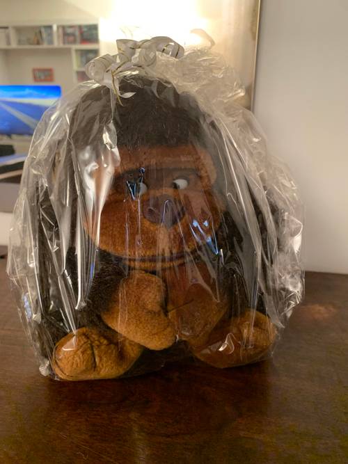 Vends très jolie peluche de petit Gorille brun foncé, assis avec les mains jointes, prêt pour les câlins