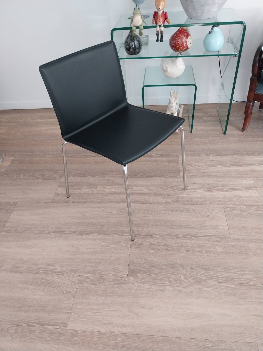 Vends lot de 4 chaises assises cuir et pieds métal chromé