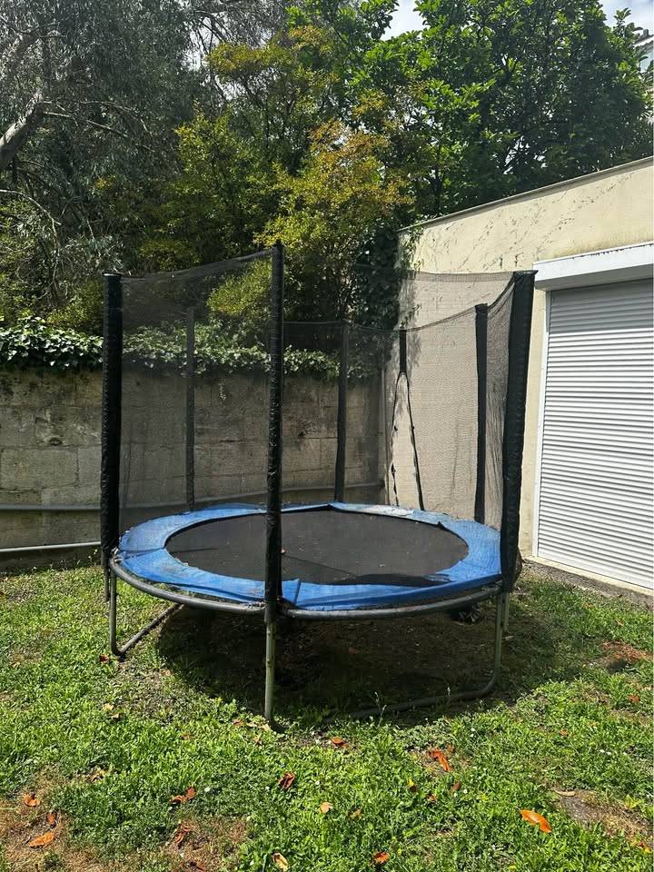Vends trampoline avec filet de sécurité – idéal pour enfants
