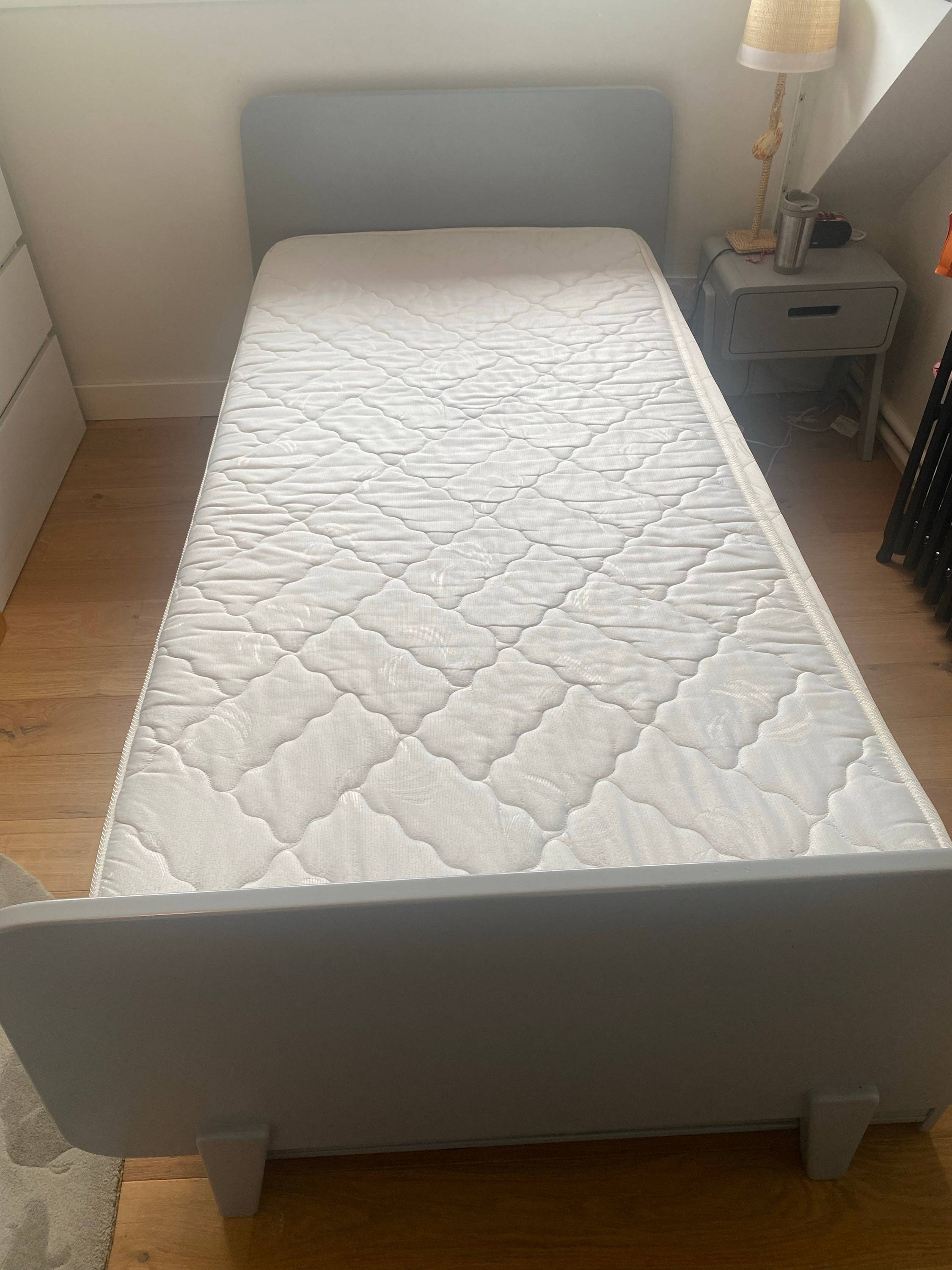 Vends lit 90 Laurette + table de nuit