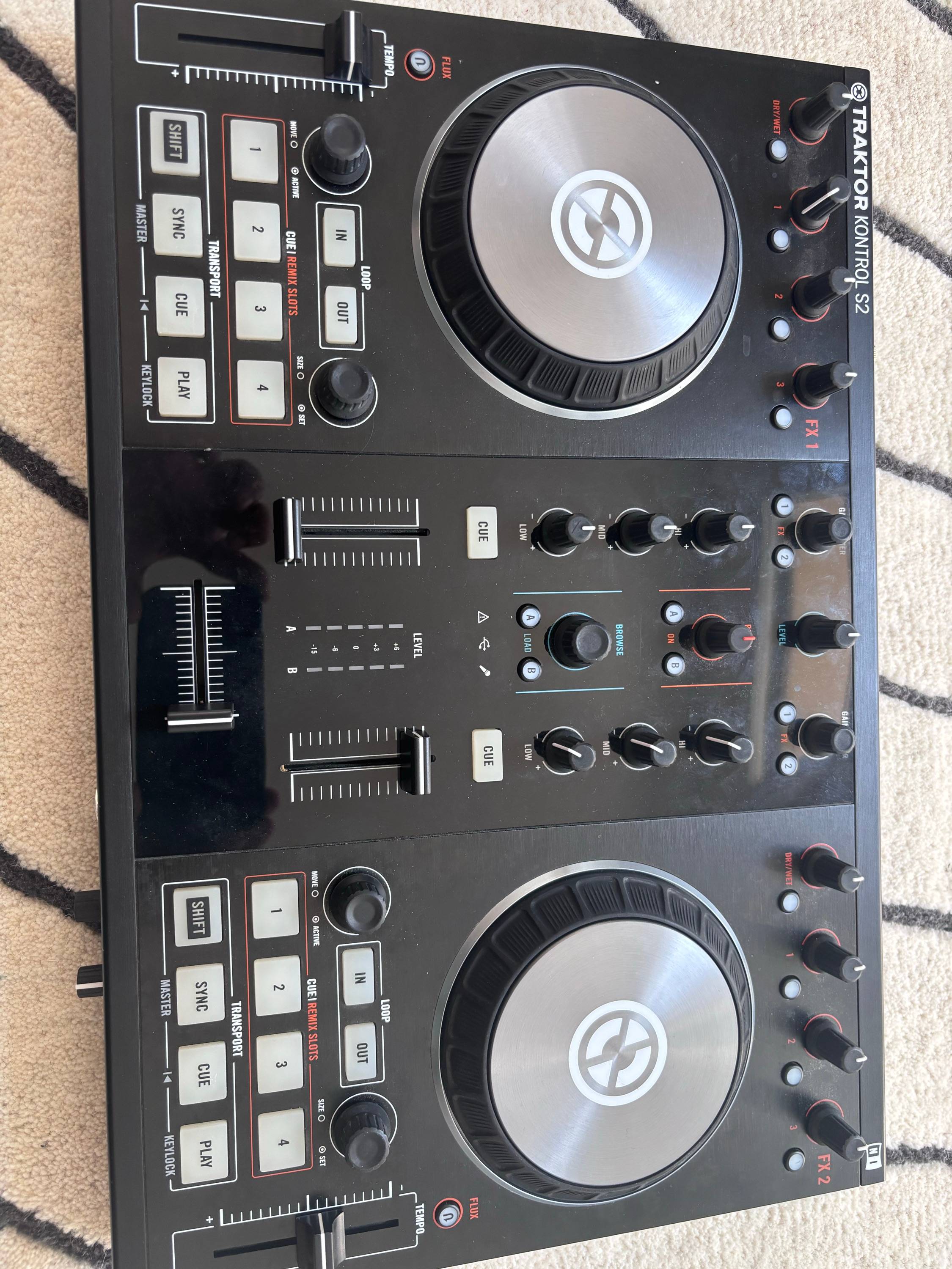 Vends DJ console : Traktor S2