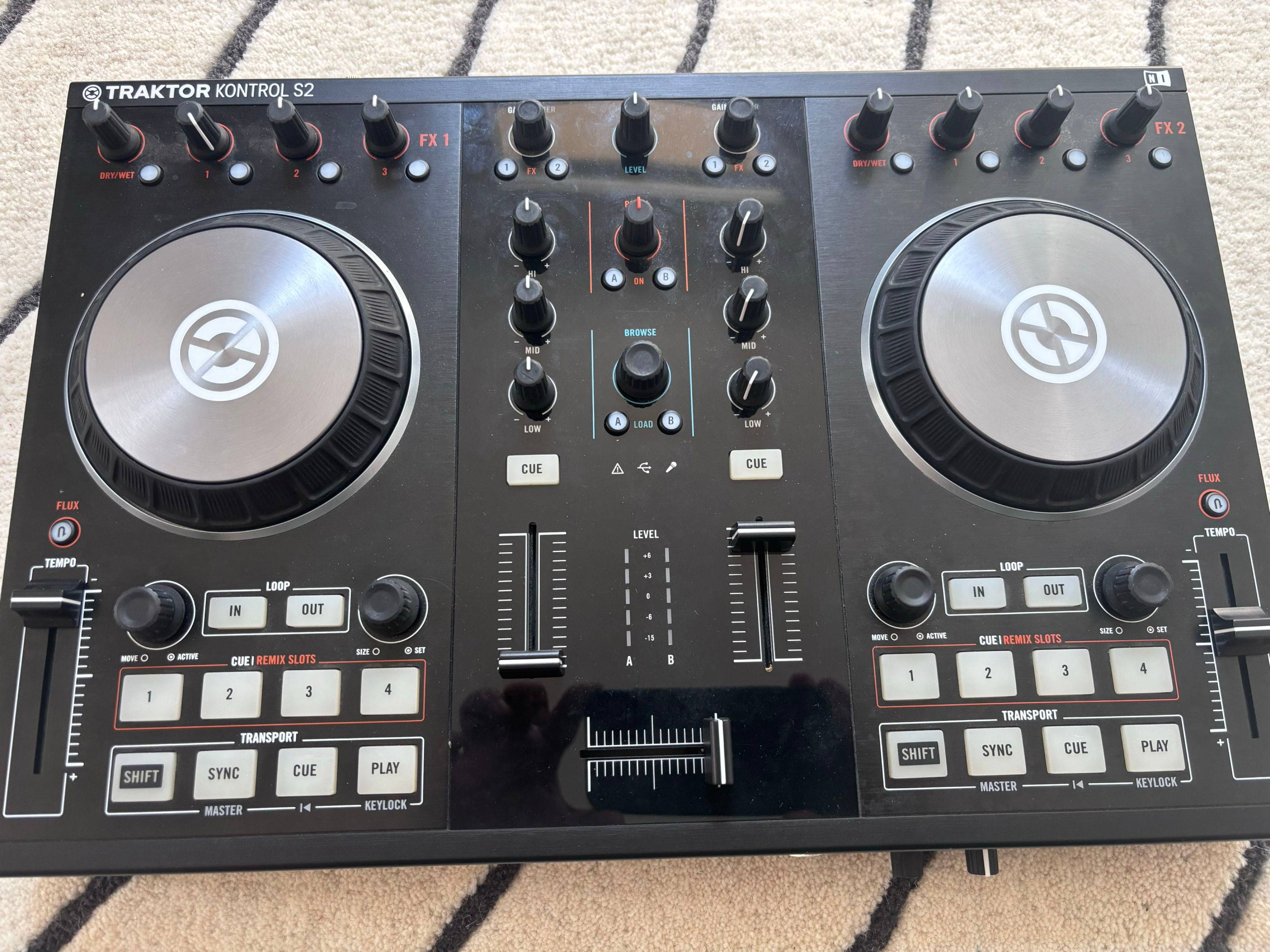 Vends DJ console : Traktor S2