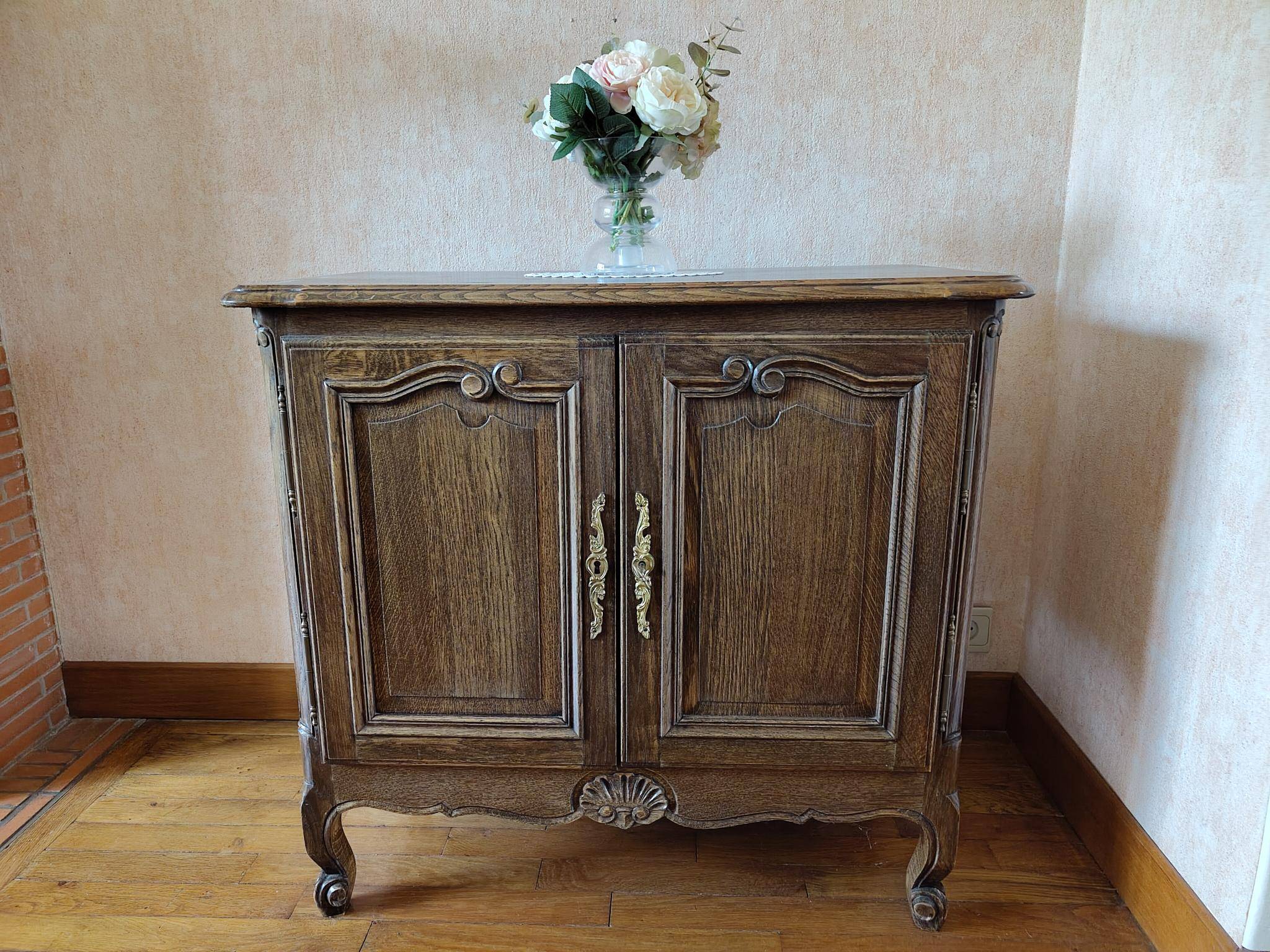 Vends meuble en chêne massif teinté avec coquille sculptée et pieds galbés