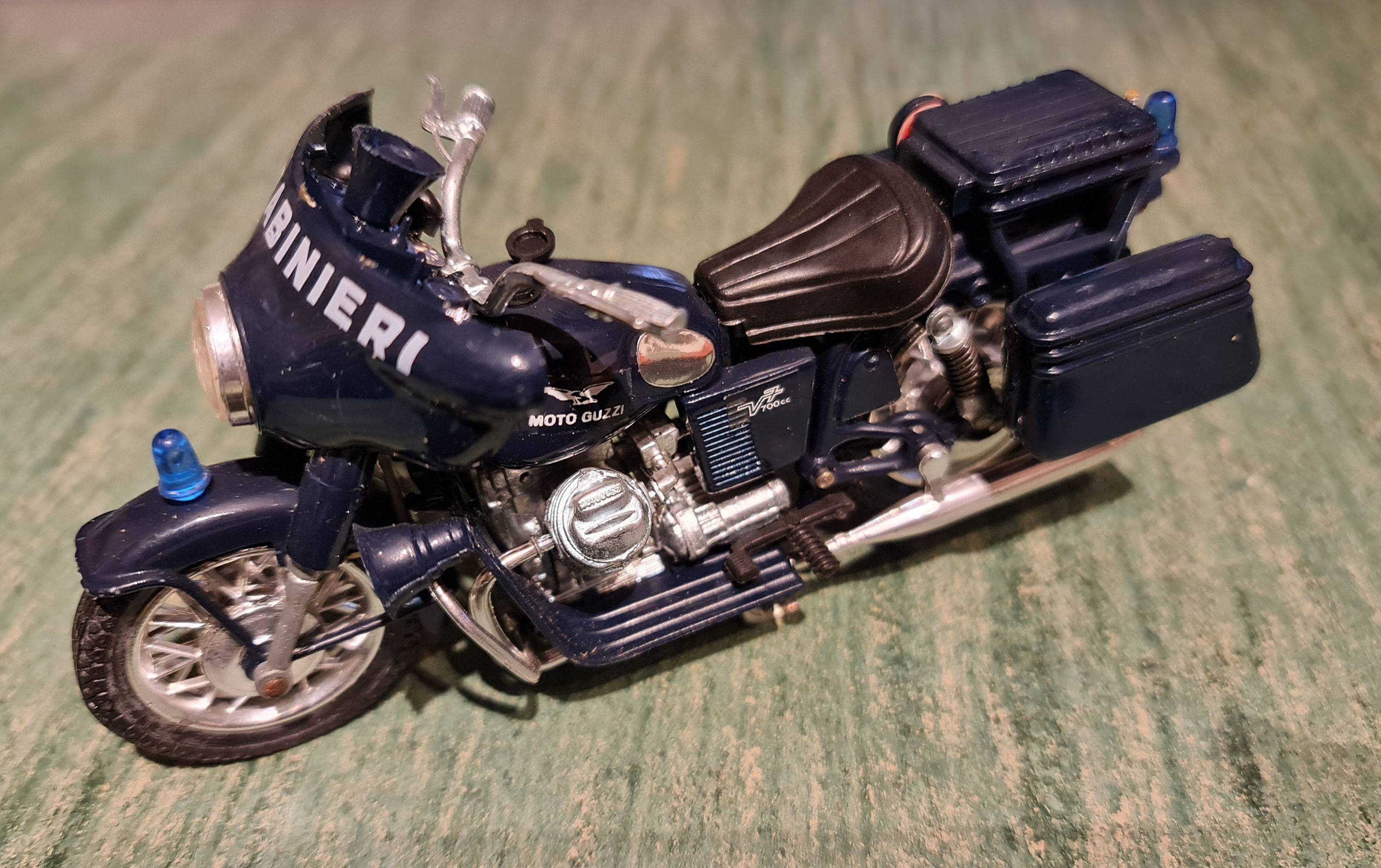 Vends rare Moto Guzzi V7 Carabiniers Polistil 1/15 métal