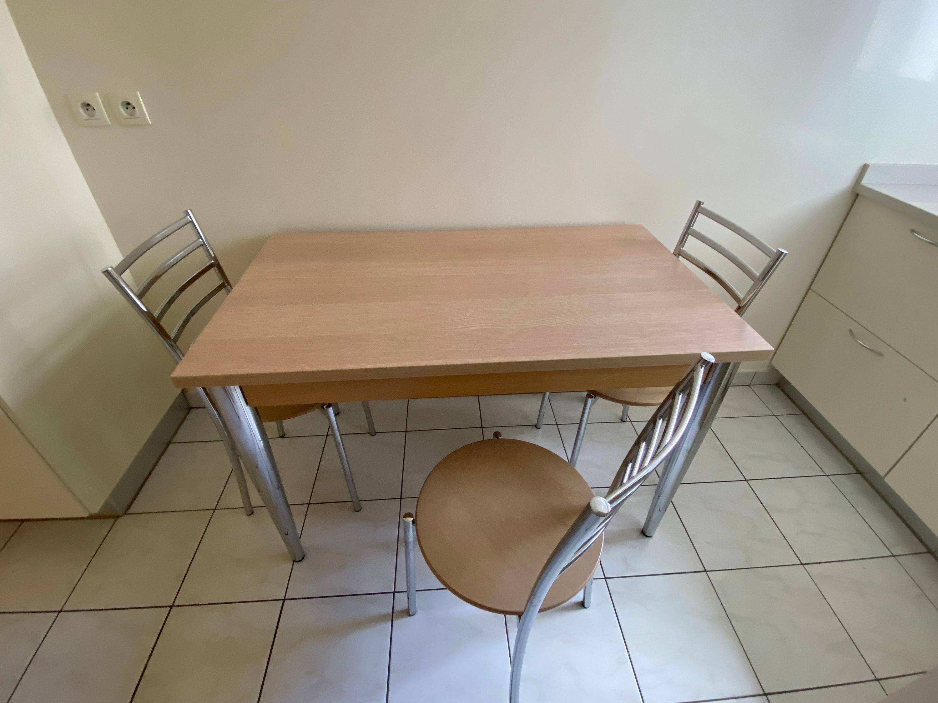 Vends table de cuisine et 3 chaises