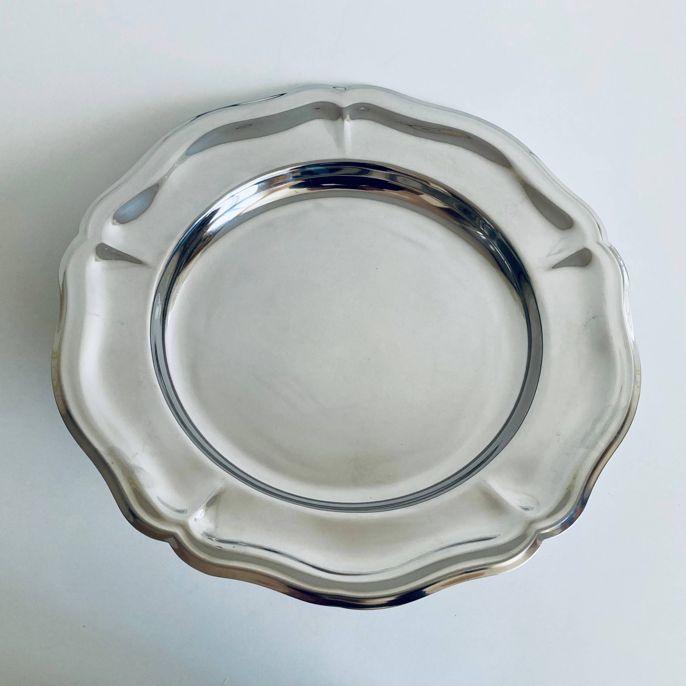 Vends grand plat de service 35 cm acier inox style Louis XV quasi neuf