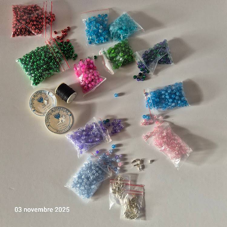 Lot de 900 perles craquelées et des perles vertes et rouges et des accessoires pour colliers et bracelets