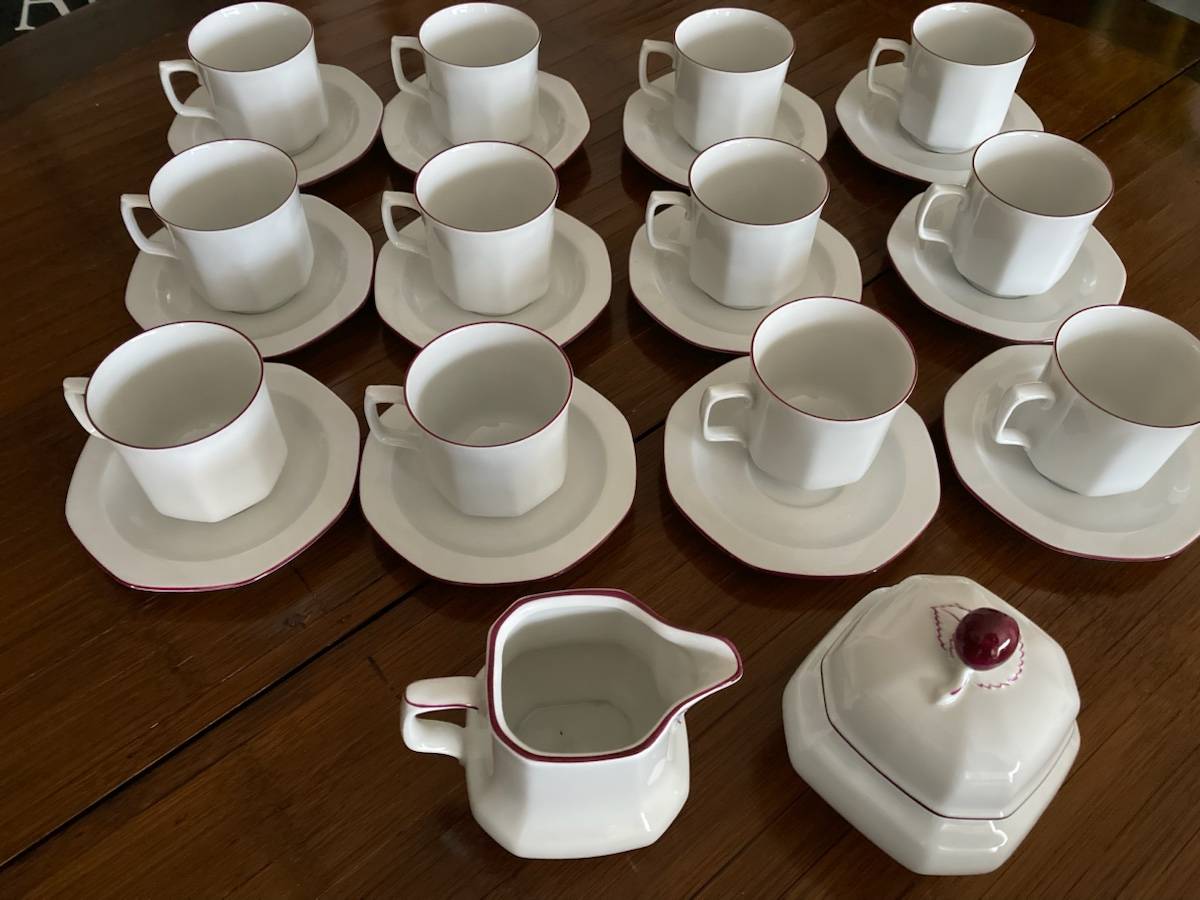 Joli service à café (12 tasses/sous tasses+ pot à lait+ sucrier)
